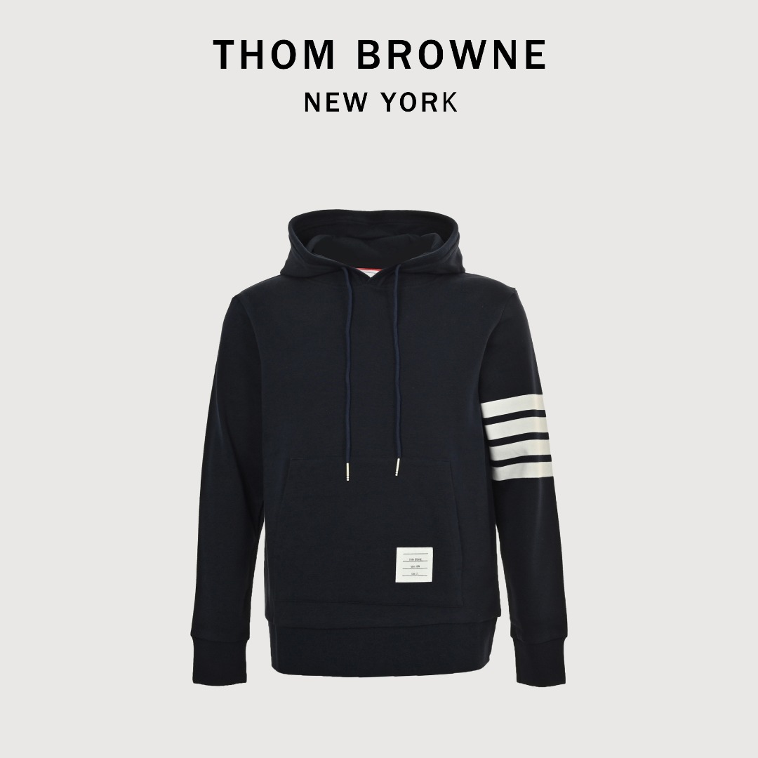 本地自取💰250 Thom Browne/汤姆布朗 四杠色织连帽卫衣 面料采用专业订纺表面32s触感细腻内里8s,挺括有型,克重高达380g,起订量500kg(相当于1000件单品)。新版本肩膀为双缝线,领口包边领口螺纹加宽0.4公分,下摆为定制羊皮标,区别失眠版本,侧身螺纹为双层更有质感!做工完全还原专柜最新版,代购级别! Size:1-4