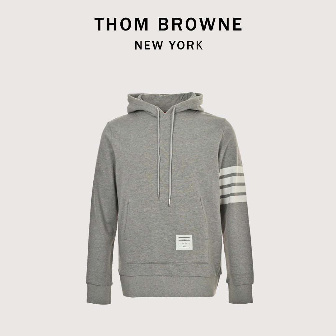 本地自取💰250 Thom Browne/汤姆布朗 四杠色织连帽卫衣 面料采用专业订纺表面32s触感细腻内里8s,挺括有型,克重高达380g,起订量500kg(相当于1000件单品)。新版本肩膀为双缝线,领口包边领口螺纹加宽0.4公分,下摆为定制羊皮标,区别失眠版本,侧身螺纹为双层更有质感!做工完全还原专柜最新版,代购级别! Size:1-4