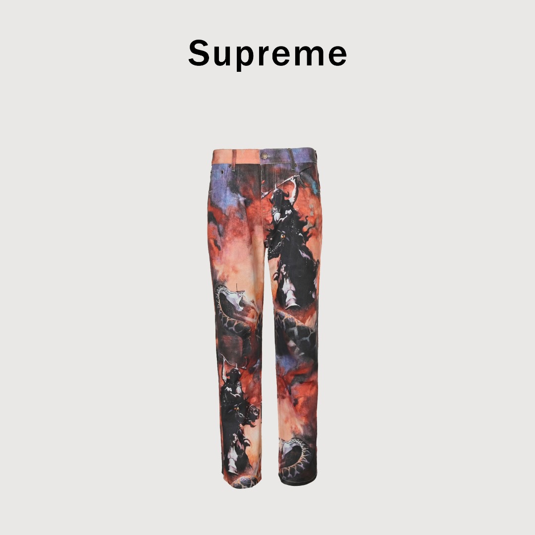 Supreme x Frank Frazetta 联名款斩蛇骑士牛仔长裤 融合了经典单宁设计与艺术家的独特视觉风格 这个系列最为亮眼的单品 上身个性十足 现货秒发