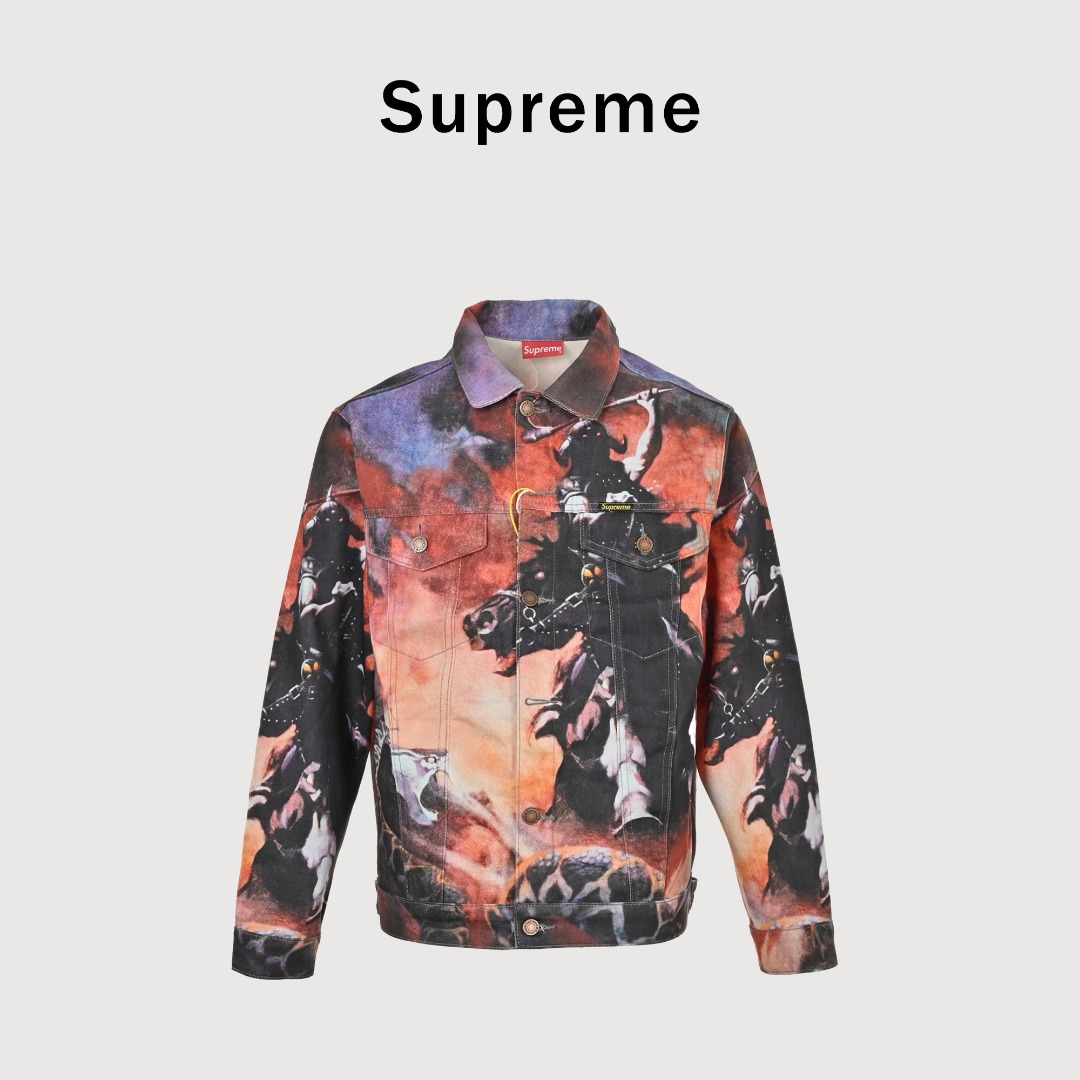 Supreme x Frank Frazetta 联名款斩蛇骑士牛仔外套 融合了经典单宁设计与艺术家的独特视觉风格 这个系列最为亮眼的单品 上身个性十足 现货秒发