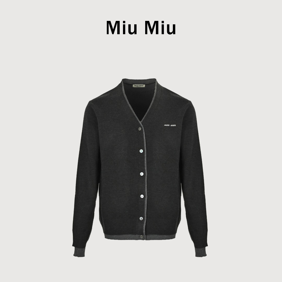 本地自取💰290 MIU MIU缪缪MM 下摆拼接针织毛衣开衫 定织羊绒丝光褛，德国进口机提花组织而成 ，双织定型复合工艺，将羊绒织成上段，丝质织成下段，实现两段式设计，成衣洗水加软去味工艺，通过专业的洗涤设备和特定的洗涤剂，对衣物进行深度清洁和去味处理，改善衣物的手感和外观，定制辅料，合身版型 Size：40 42 44 46