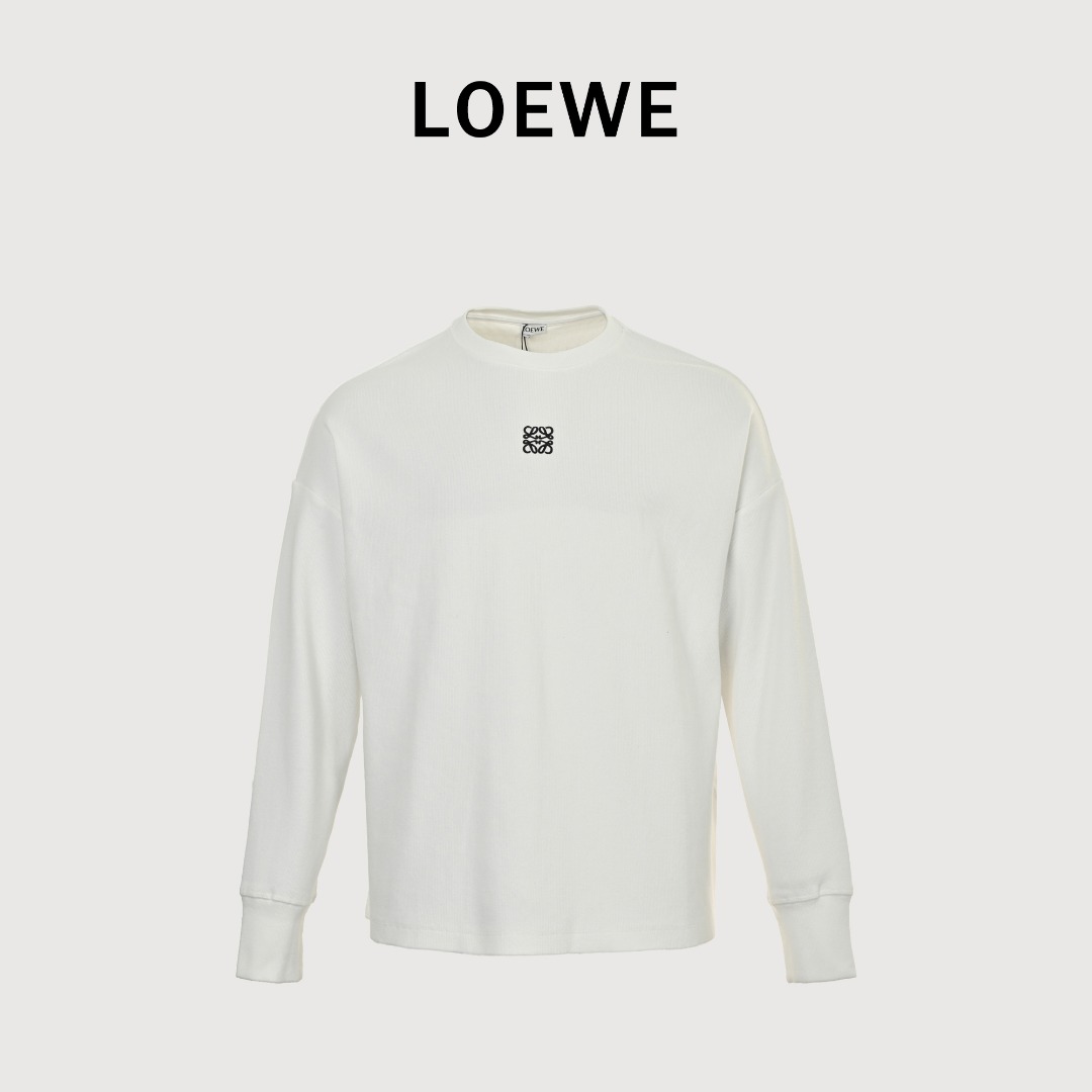 本地自取 💰200 Loewe/罗意威 25Fw 徽标刺绣华夫格长袖卫衣 面料采用300克细腻优棉2x2罗纹1:1面料，柔软细腻、垂坠感十足! 整件直筒版型带来的垂坠感，让人看起来更加慵懒随性酒脱。 宽松廓形裁剪，让人感觉舒适自在、领口和袖口的同色系处理，更是让人眼前一亮无论是男生还是女生，穿上它都能展现出一种松弛感! 让人无法抗拒最吸引人的还是胸前精致的Anagram撞色刺绣小微标logo，它散发着不容小觑的时尚高级感，让人无法忽视! Size:S-XL