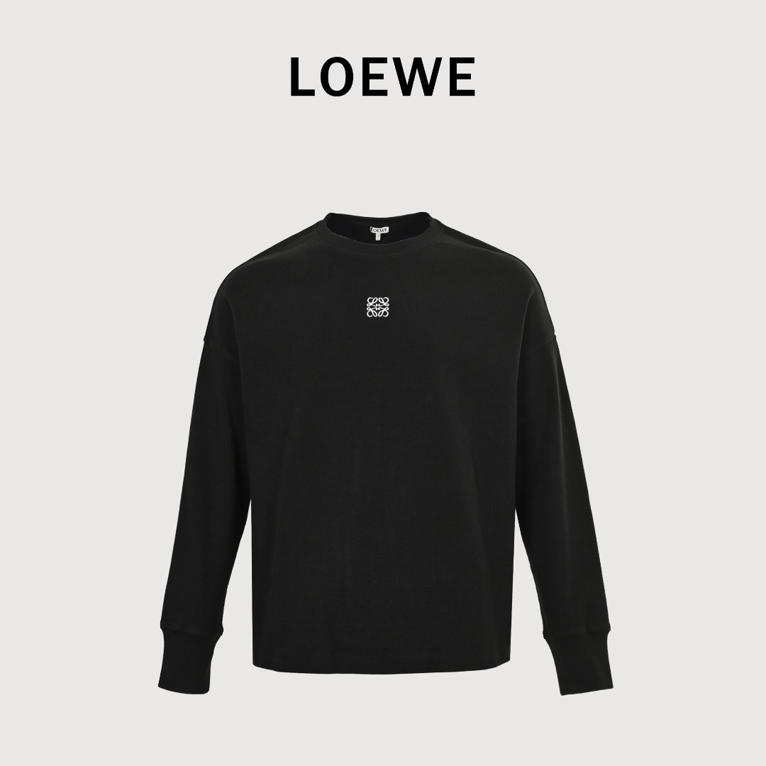 本地自取 💰200 Loewe/罗意威 25Fw 徽标刺绣华夫格长袖卫衣 面料采用300克细腻优棉2x2罗纹1:1面料，柔软细腻、垂坠感十足! 整件直筒版型带来的垂坠感，让人看起来更加慵懒随性酒脱。 宽松廓形裁剪，让人感觉舒适自在、领口和袖口的同色系处理，更是让人眼前一亮无论是男生还是女生，穿上它都能展现出一种松弛感! 让人无法抗拒最吸引人的还是胸前精致的Anagram撞色刺绣小微标logo，它散发着不容小觑的时尚高级感，让人无法忽视! Size:S-XL