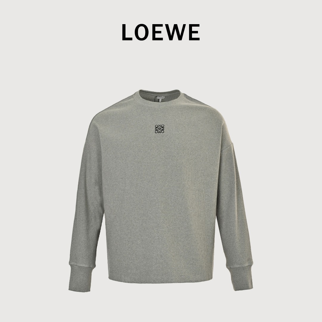Loewe/罗意威 25Fw 徽标刺绣华夫格长袖卫衣 面料采用300克细腻优棉2x2罗纹1:1面料,柔软细腻、垂坠感十足! 整件直筒版型带来的垂坠感,让人看起来更加慵懒随性酒脱. 宽松廓形裁剪,让人感觉舒适自在、领口和袖口的同色系处理,更是让人眼前一亮无论是男生还是女生,穿上它都能展现出一种松弛感! 让人无法抗拒最吸引人的还是胸前精致的Anagram撞色刺绣小微标logo,它散发着不容小觑的时尚高级感,让人无法忽视!