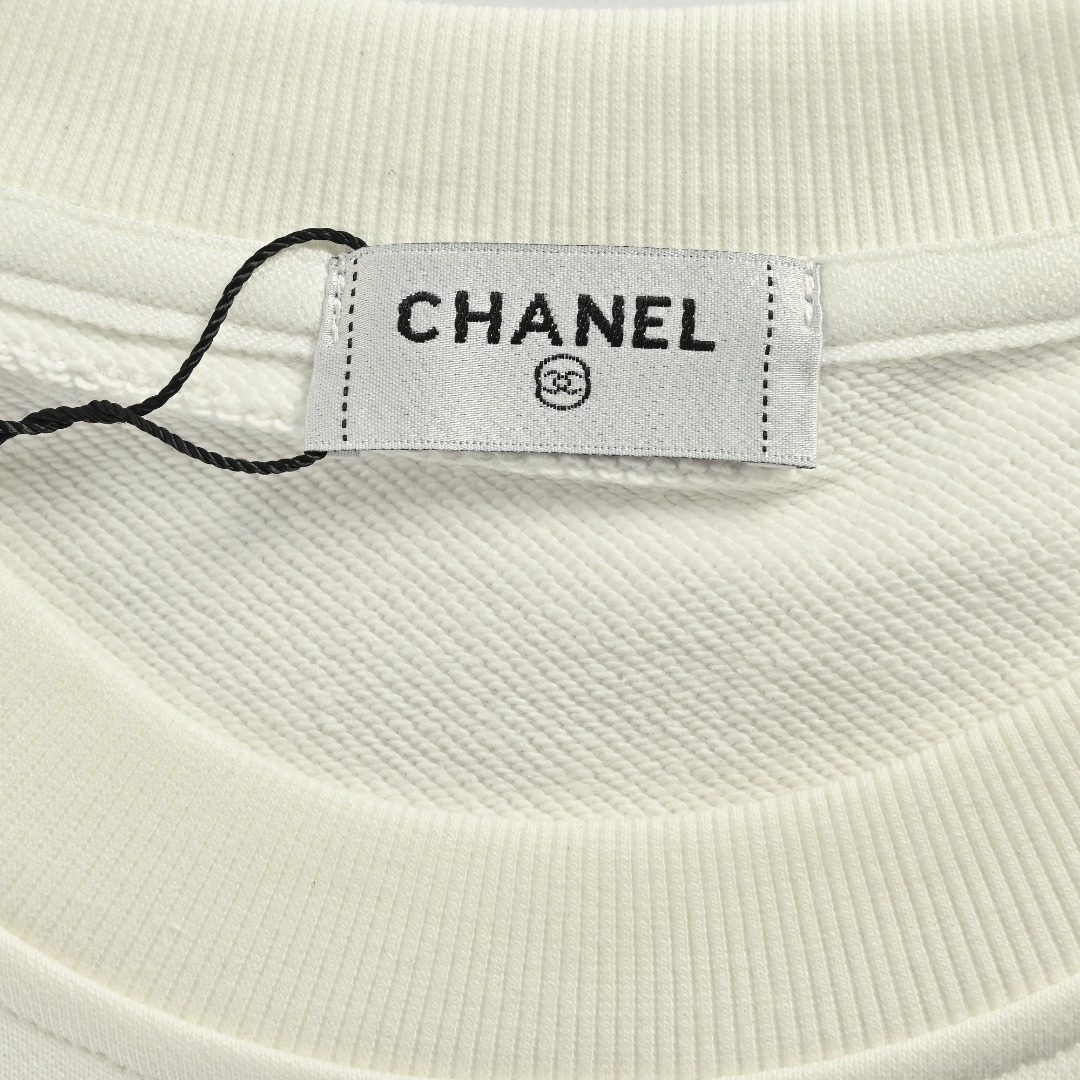 本地自取💰220
CHANEL 香奈儿 25FW 刺绣小标圆领卫衣
480g高级精梳棉面料 专柜领标 代购级白色厚板吊牌 原版吊粒 前后都是立体发泡印花 层次感很强 男女同款 情侣款 oversize版型 宽松
尺码:S-XL