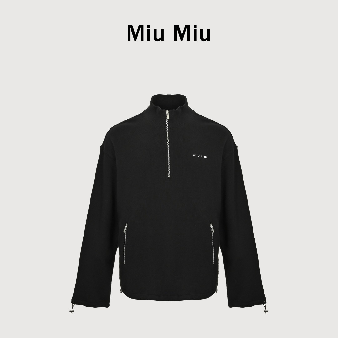 本地自取💰290 MIU MIU缪缪MM 字母抓绒半拉链羊绒高领卫衣 定制1：1细软M360羊粒绒，手感柔软，质地细腻亲肤，且具有较好的保暖性。采用先进的洗水设备，通过洗水可以去除这些杂质，增加尺寸稳定，洗水可以让羊粒绒面料预先缩水，洗涤时不易变形，刺绣是用针线在织物上绣出各种装饰图案。对于羊粒绒而言，由于其质地软细，一般用较细的针，以免刺破面料纤维或留下过大的针孔。宽松版型 Size：S-XL