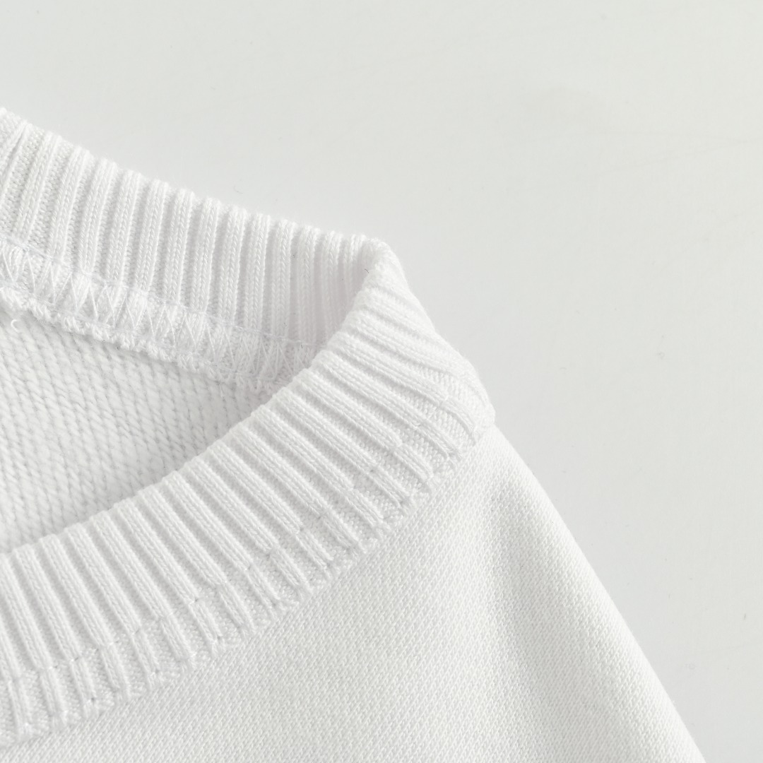 本地自取 💰200
Acne Studios 25Fw 字母徽标印花圆领卫衣
定制全棉卫衣面料 手感柔软 采用胶浆印花 使用胶浆印花工艺 定制三标辅料
Size:S-XL