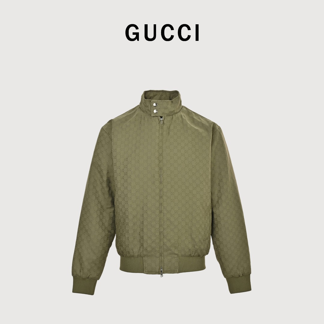 GUCCI古驰GUC 全印GG立领夹棉夹克外套 原价22500购入,面布72%聚酯纤维 28%全棉,内里间棉400滴薄面.里布布料:70%锦纶,30%氨纶.门襟,帽子,口袋均对位,匠人精神.对位一件衣服,一个人每天只能做3件.费时费工.定染森林绿GG细格棉布,内里半网眼衬里灰色定染,还原原版.袋鼠式口袋,下摆袖口罗纹滚边染色.双拉链门襟边染色,固定兜帽,带抽绳.落肩设计