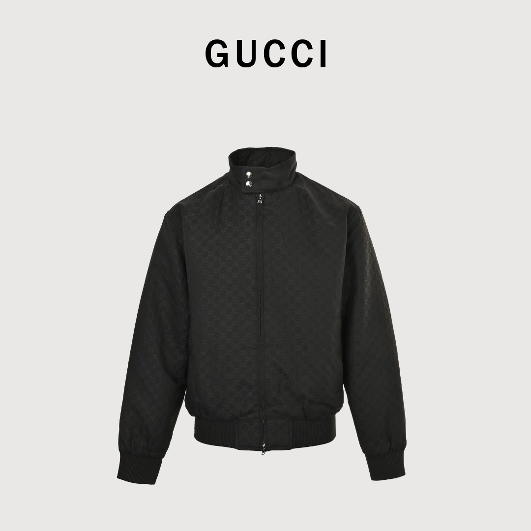 GUCCI古驰GUC 全印GG立领夹棉夹克外套 原价22500购入,面布72%聚酯纤维 28%全棉,内里间棉400滴薄面.里布布料:70%锦纶,30%氨纶.门襟,帽子,口袋均对位,匠人精神.对位一件衣服,一个人每天只能做3件.费时费工.定染森林绿GG细格棉布,内里半网眼衬里灰色定染,还原原版.袋鼠式口袋,下摆袖口罗纹滚边染色.双拉链门襟边染色,固定兜帽,带抽绳.落肩设计