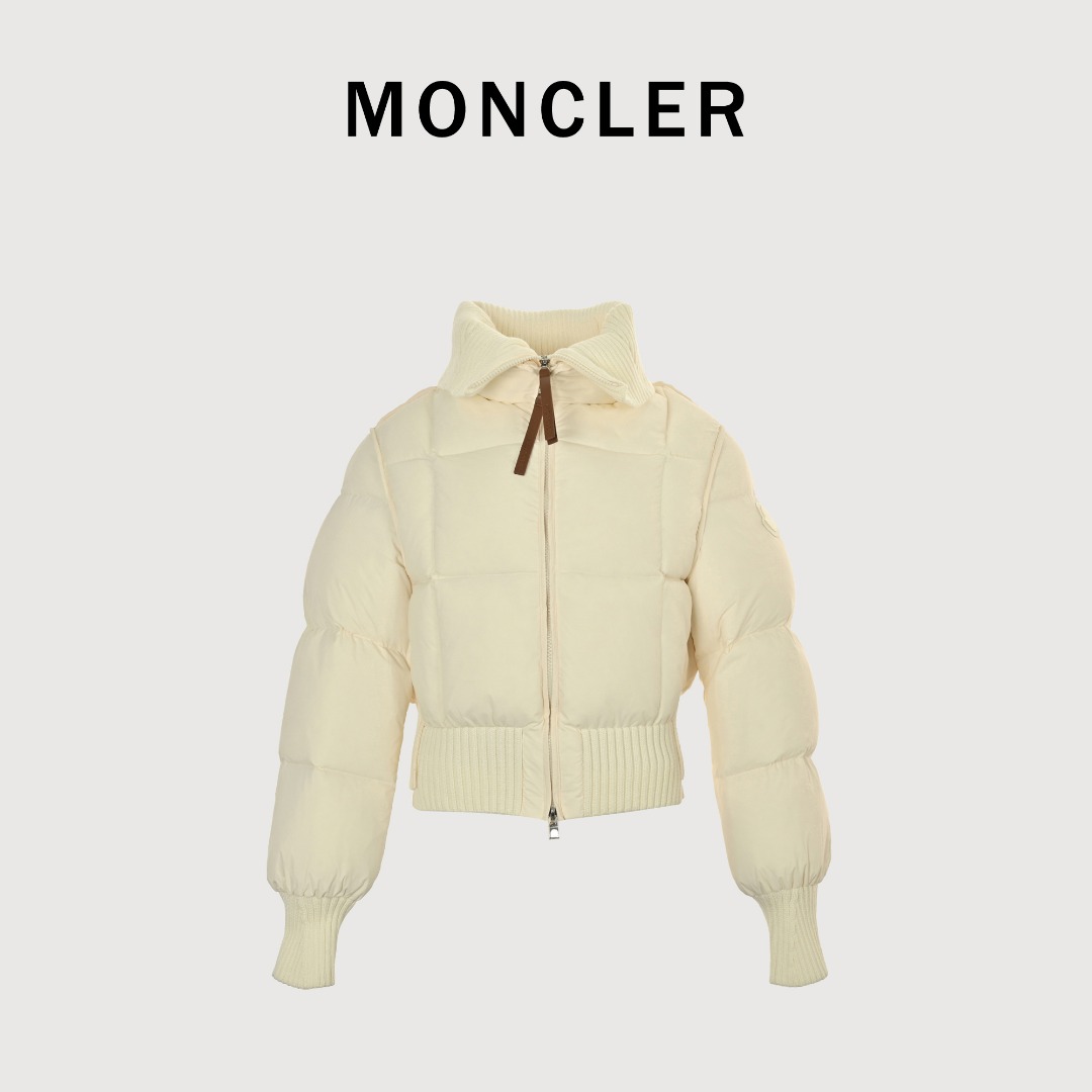 Moncler Jadeite大标羽绒服 白雪公主 Moncler Jadeite/蒙口24年新款女拼接假二件短款羽绒服.复古法式情怀.特级高等鹅绒填充 Jadeite短款羽绒夹克动感优雅,拼接假两件设计彰显Moncler女士系法式复古美学风格. Jadeite羽绒夹克采用尼龙面料制成,这种丝滑面料具有功能性.短款设计,配以华丽羊毛混纺材质衣领,双开合设计提供额外保护.打造迷人廓形,适合日常 1-4