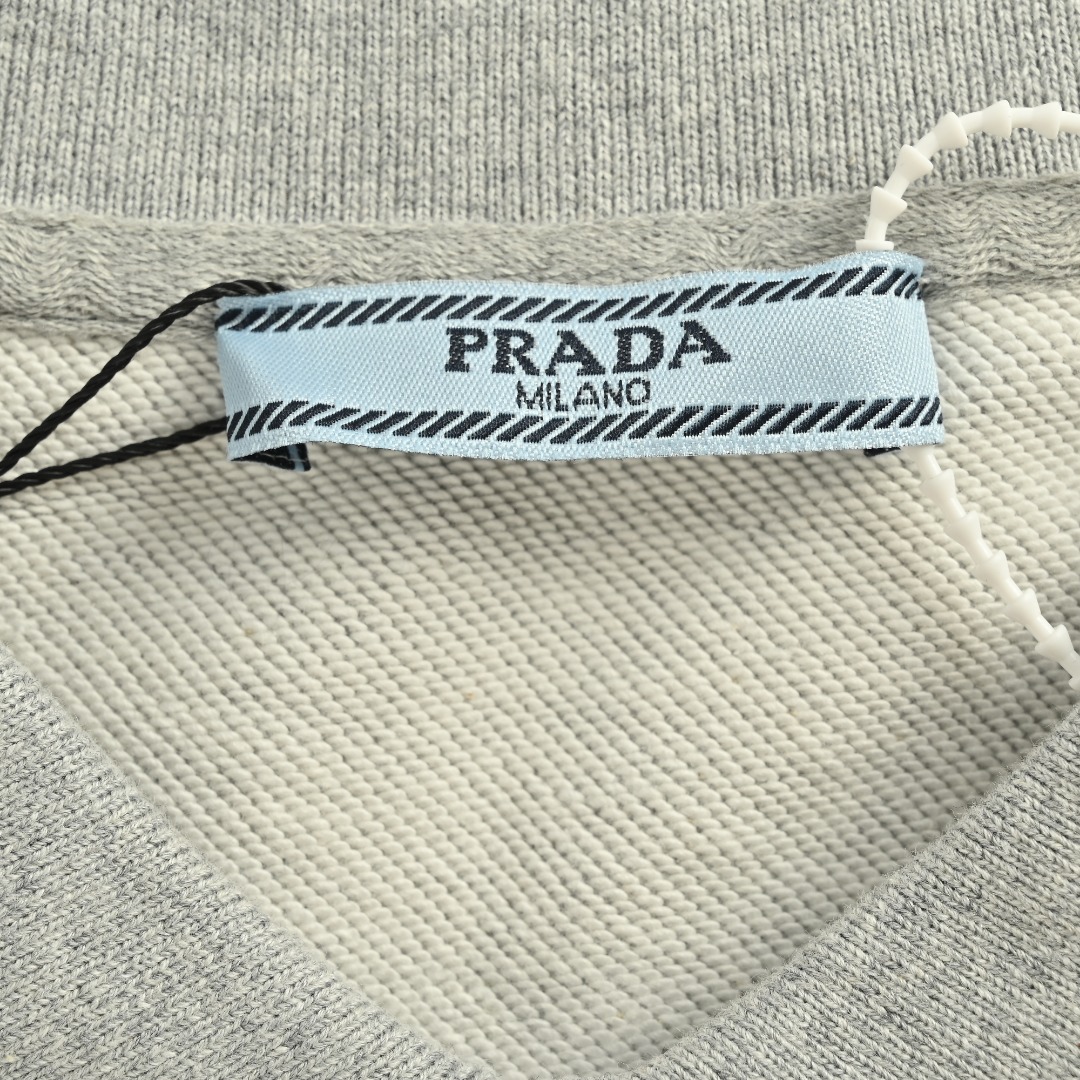 本地自取 💰220
Prada/普拉达 25Fw 毛巾绣logo翻领卫衣
 480克纯棉双纱鱼鳞毛圈面料  
· 面部无尘烧毛工艺 底部吸毛 环保活性染 
· 采用提花刷绣工艺，工艺需线埋底线，后加工填毛工艺，高温烫毛，铲平定位
· 撞色字母微标彰显精致风范
· 纽扣采用天然树胶材料
· 螺纹针织衣领，袖口，底边
· 双针车线跨缝工艺
· 原版主唛水洗吊牌防潮纸包装
   颜色：灰色/黑色
Size:S-XL