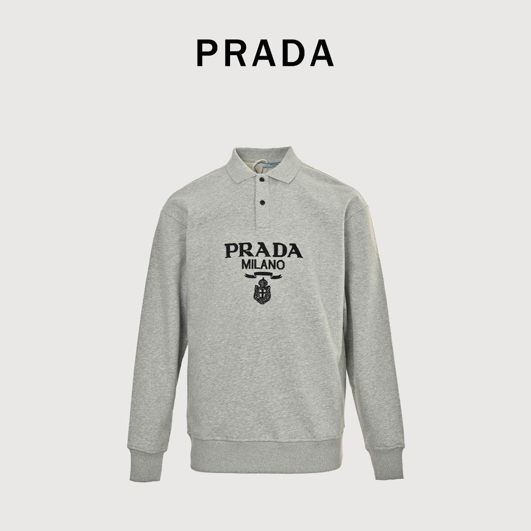 本地自取 💰220
Prada/普拉达 25Fw 毛巾绣logo翻领卫衣
 480克纯棉双纱鱼鳞毛圈面料  
· 面部无尘烧毛工艺 底部吸毛 环保活性染 
· 采用提花刷绣工艺，工艺需线埋底线，后加工填毛工艺，高温烫毛，铲平定位
· 撞色字母微标彰显精致风范
· 纽扣采用天然树胶材料
· 螺纹针织衣领，袖口，底边
· 双针车线跨缝工艺
· 原版主唛水洗吊牌防潮纸包装
   颜色：灰色/黑色
Size:S-XL