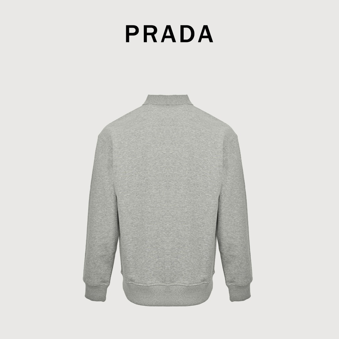 本地自取 💰220
Prada/普拉达 25Fw 毛巾绣logo翻领卫衣
 480克纯棉双纱鱼鳞毛圈面料  
· 面部无尘烧毛工艺 底部吸毛 环保活性染 
· 采用提花刷绣工艺，工艺需线埋底线，后加工填毛工艺，高温烫毛，铲平定位
· 撞色字母微标彰显精致风范
· 纽扣采用天然树胶材料
· 螺纹针织衣领，袖口，底边
· 双针车线跨缝工艺
· 原版主唛水洗吊牌防潮纸包装
   颜色：灰色/黑色
Size:S-XL