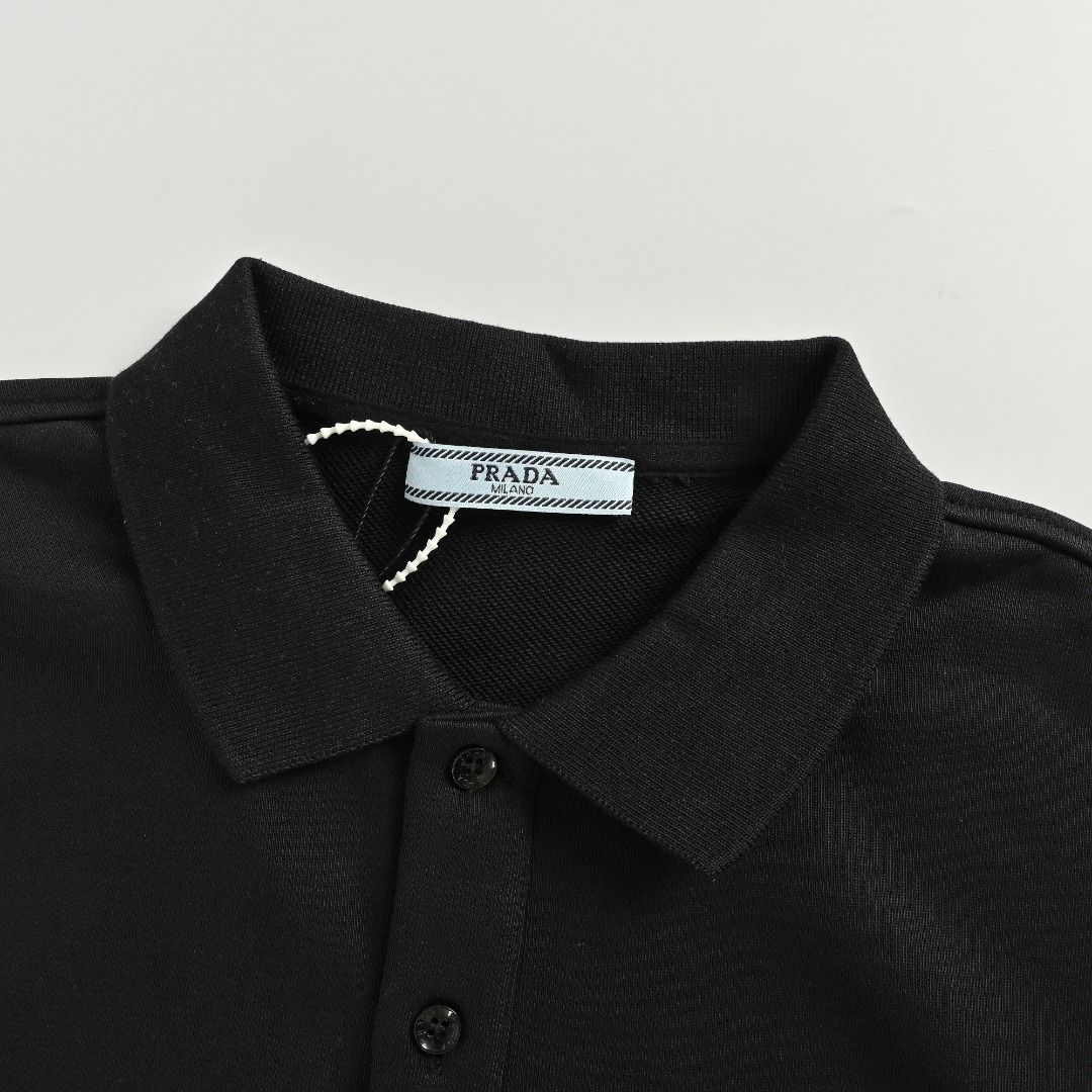 本地自取 💰220
Prada/普拉达 25Fw 毛巾绣logo翻领卫衣
 480克纯棉双纱鱼鳞毛圈面料  
· 面部无尘烧毛工艺 底部吸毛 环保活性染 
· 采用提花刷绣工艺，工艺需线埋底线，后加工填毛工艺，高温烫毛，铲平定位
· 撞色字母微标彰显精致风范
· 纽扣采用天然树胶材料
· 螺纹针织衣领，袖口，底边
· 双针车线跨缝工艺
· 原版主唛水洗吊牌防潮纸包装
   颜色：灰色/黑色
Size:S-XL