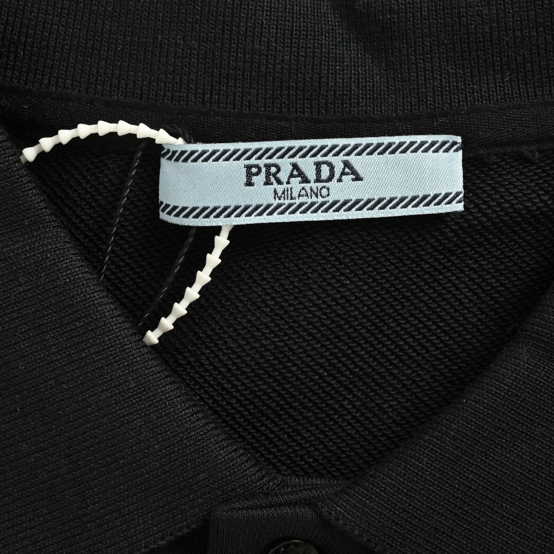 本地自取 💰220
Prada/普拉达 25Fw 毛巾绣logo翻领卫衣
 480克纯棉双纱鱼鳞毛圈面料  
· 面部无尘烧毛工艺 底部吸毛 环保活性染 
· 采用提花刷绣工艺，工艺需线埋底线，后加工填毛工艺，高温烫毛，铲平定位
· 撞色字母微标彰显精致风范
· 纽扣采用天然树胶材料
· 螺纹针织衣领，袖口，底边
· 双针车线跨缝工艺
· 原版主唛水洗吊牌防潮纸包装
   颜色：灰色/黑色
Size:S-XL