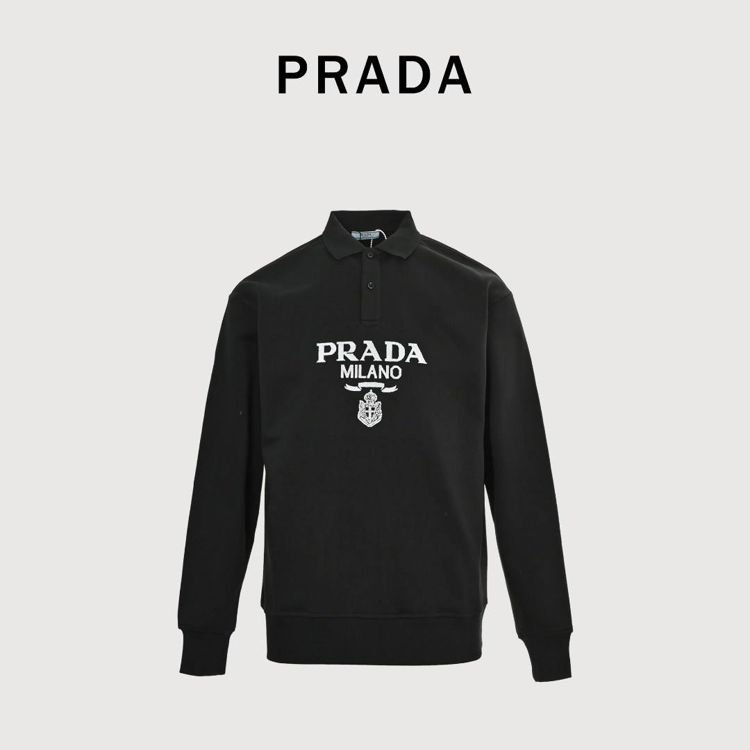 本地自取 💰220
Prada/普拉达 25Fw 毛巾绣logo翻领卫衣
 480克纯棉双纱鱼鳞毛圈面料  
· 面部无尘烧毛工艺 底部吸毛 环保活性染 
· 采用提花刷绣工艺，工艺需线埋底线，后加工填毛工艺，高温烫毛，铲平定位
· 撞色字母微标彰显精致风范
· 纽扣采用天然树胶材料
· 螺纹针织衣领，袖口，底边
· 双针车线跨缝工艺
· 原版主唛水洗吊牌防潮纸包装
   颜色：灰色/黑色
Size:S-XL