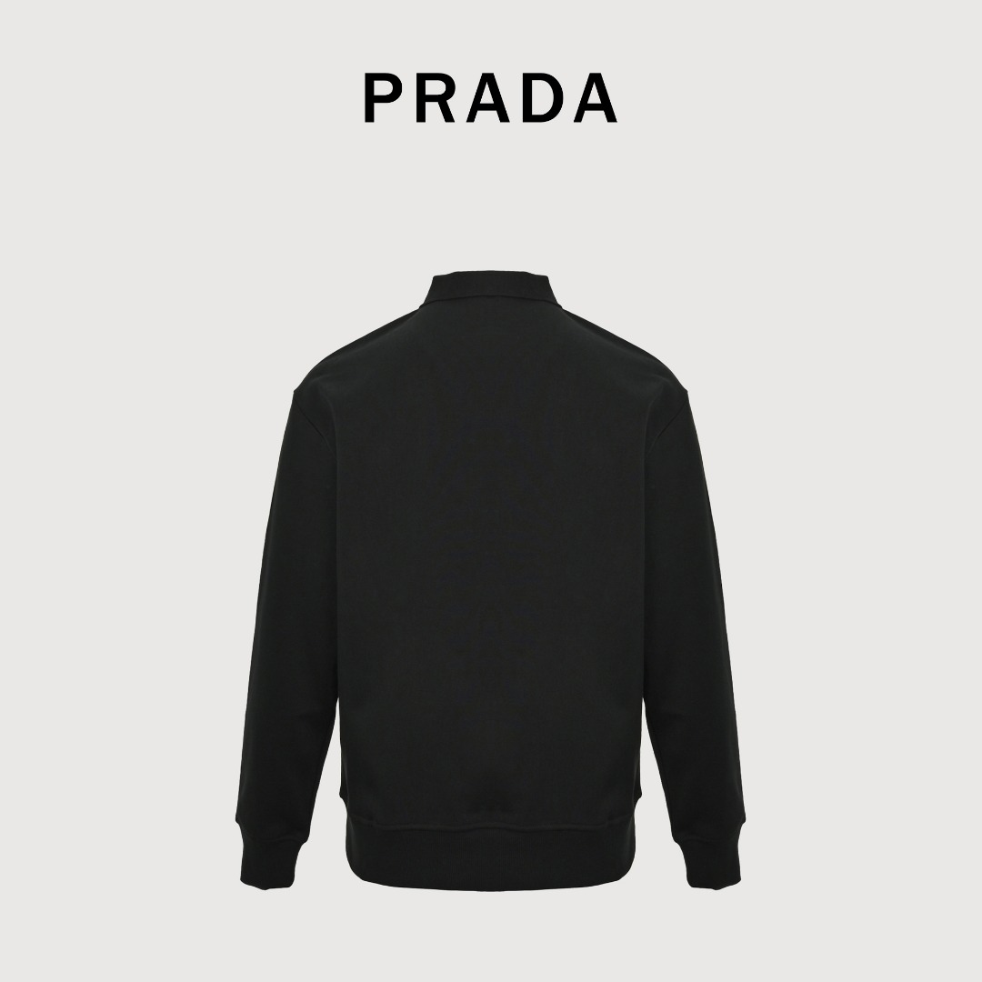 本地自取 💰220
Prada/普拉达 25Fw 毛巾绣logo翻领卫衣
 480克纯棉双纱鱼鳞毛圈面料  
· 面部无尘烧毛工艺 底部吸毛 环保活性染 
· 采用提花刷绣工艺，工艺需线埋底线，后加工填毛工艺，高温烫毛，铲平定位
· 撞色字母微标彰显精致风范
· 纽扣采用天然树胶材料
· 螺纹针织衣领，袖口，底边
· 双针车线跨缝工艺
· 原版主唛水洗吊牌防潮纸包装
   颜色：灰色/黑色
Size:S-XL