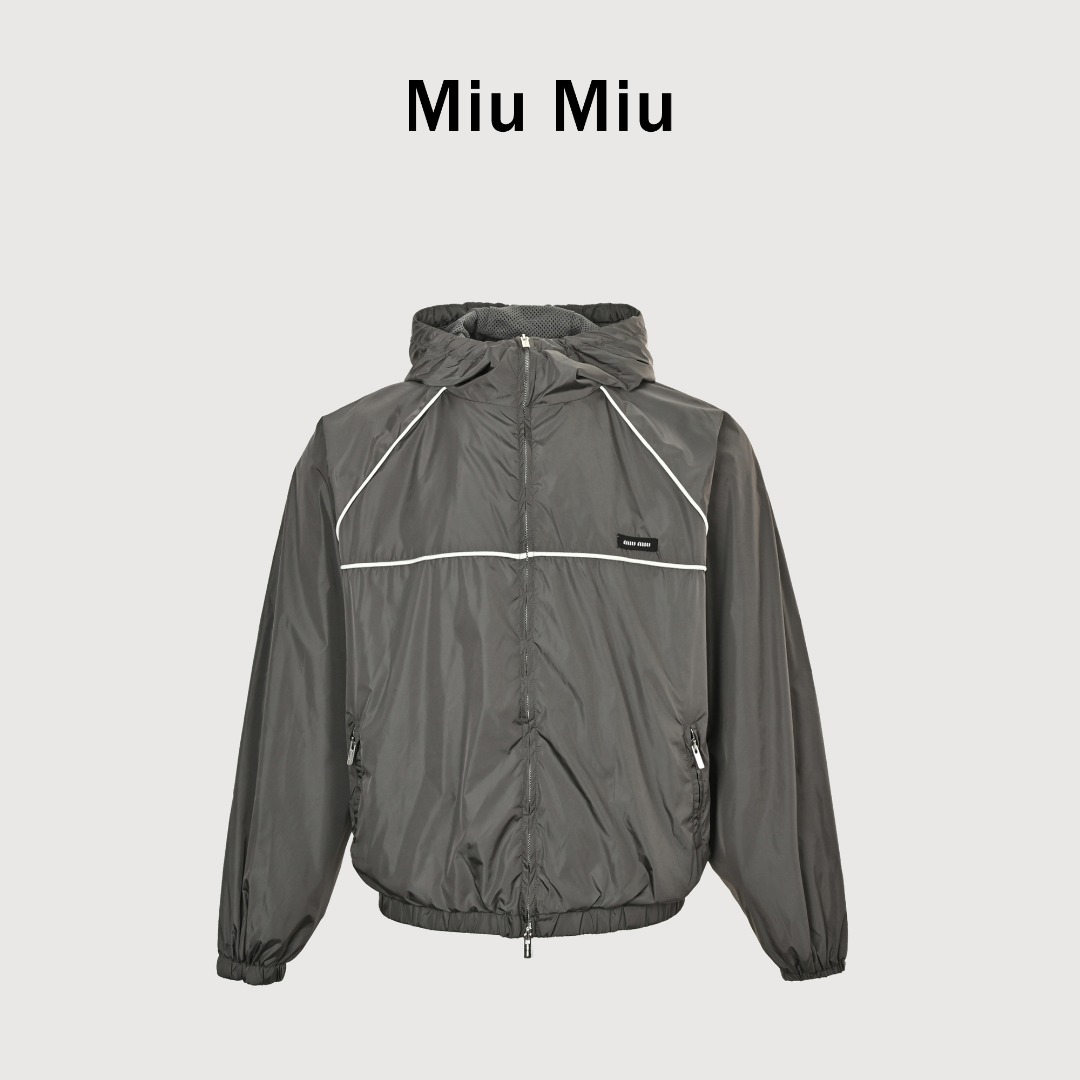 本地自取 💰320 Miu Miu/缪缪 25Fw 小标连帽风衣夹克外套 优雅与动感的完美碰撞,色彩艺术,彰显个性采用大胆拼色设计,将经典与现代色彩巧妙融合,打造出视觉上的强烈冲击力。每一种颜色都经过精心挑选,既相互呼应又独立成章,赋予外套独特的艺术气息和鲜明的个性标签。高级面料,舒适有型选用高品质功能性面料精心制作而成,兼具柔软触感与卓越性能。良好的透气性和排汗性确保穿着时始终保持干爽舒适;同时适度的弹性让活动更加自如,无论是健身还是日常出行都能轻松应对。 Size:36-42
