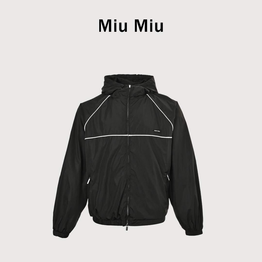 本地自取 💰320 Miu Miu/缪缪 25Fw 小标连帽风衣夹克外套 优雅与动感的完美碰撞,色彩艺术,彰显个性采用大胆拼色设计,将经典与现代色彩巧妙融合,打造出视觉上的强烈冲击力。每一种颜色都经过精心挑选,既相互呼应又独立成章,赋予外套独特的艺术气息和鲜明的个性标签。高级面料,舒适有型选用高品质功能性面料精心制作而成,兼具柔软触感与卓越性能。良好的透气性和排汗性确保穿着时始终保持干爽舒适;同时适度的弹性让活动更加自如,无论是健身还是日常出行都能轻松应对。 Size:36-42