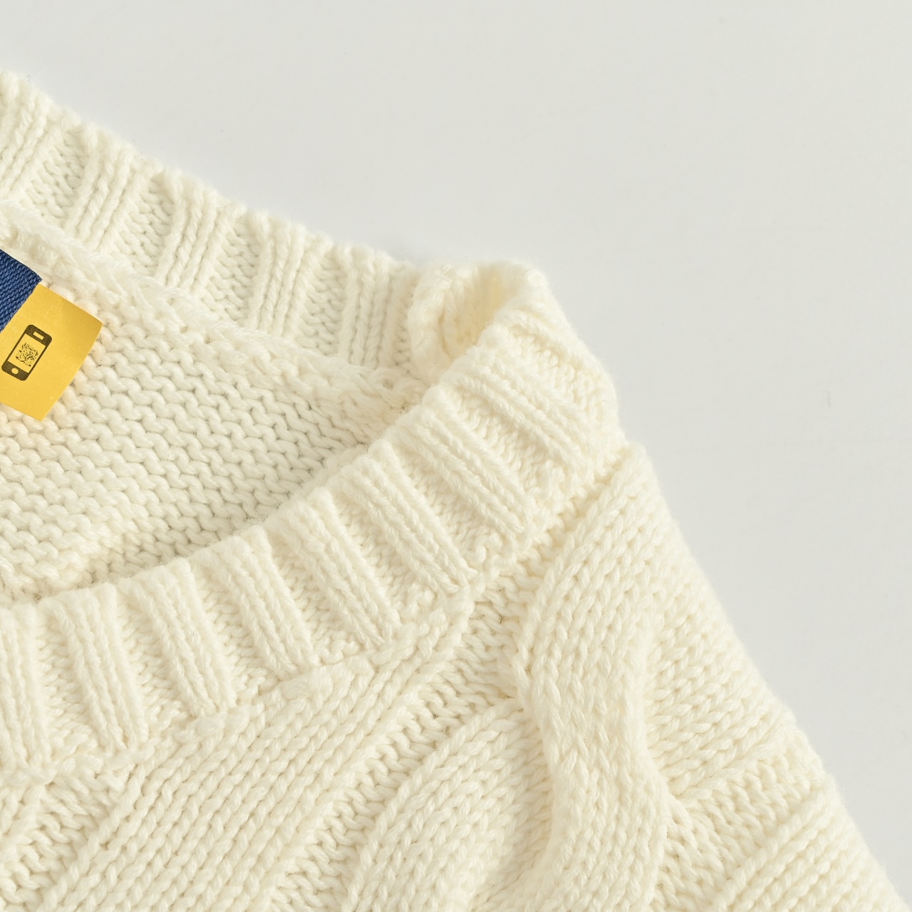 本地自取💰220
Ralph Lauren/拉夫劳伦 25Fw 绞花粗针混纺圆领毛衣
胸口高密度百灵达万针刺绣,吊牌辅料全部还原原版。
面料采用进口纯棉纱线混纺羊毛,上身舒适高级感拉满,无数网红博主穿搭必备,原版超级慢买到,一件针织衫就能穿出不一样的时尚感觉。
表面面料带羊绒的雾面感觉,蓬松度够够的,可以说做到乱真的高度,一眼就是顶级品质!
复古的多巴胺配色,经典耐看,性价比很高,强烈推荐
Size: XS-XL