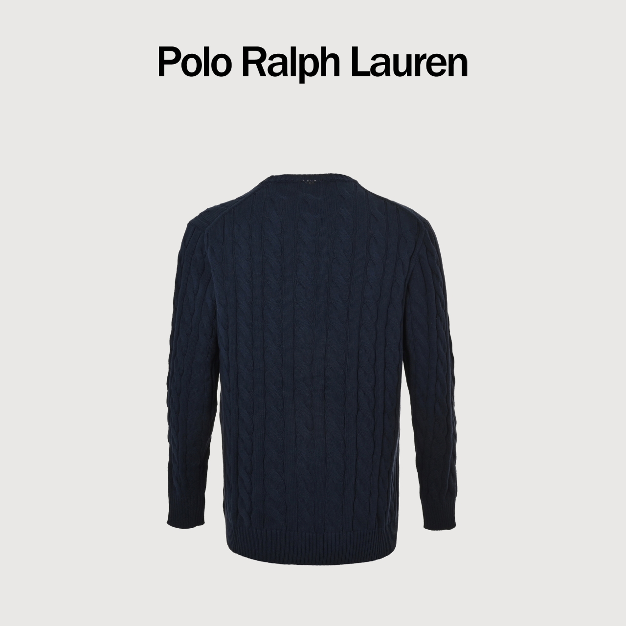 本地自取💰220
Ralph Lauren/拉夫劳伦 25Fw 绞花粗针混纺圆领毛衣
胸口高密度百灵达万针刺绣,吊牌辅料全部还原原版。
面料采用进口纯棉纱线混纺羊毛,上身舒适高级感拉满,无数网红博主穿搭必备,原版超级慢买到,一件针织衫就能穿出不一样的时尚感觉。
表面面料带羊绒的雾面感觉,蓬松度够够的,可以说做到乱真的高度,一眼就是顶级品质!
复古的多巴胺配色,经典耐看,性价比很高,强烈推荐
Size: XS-XL