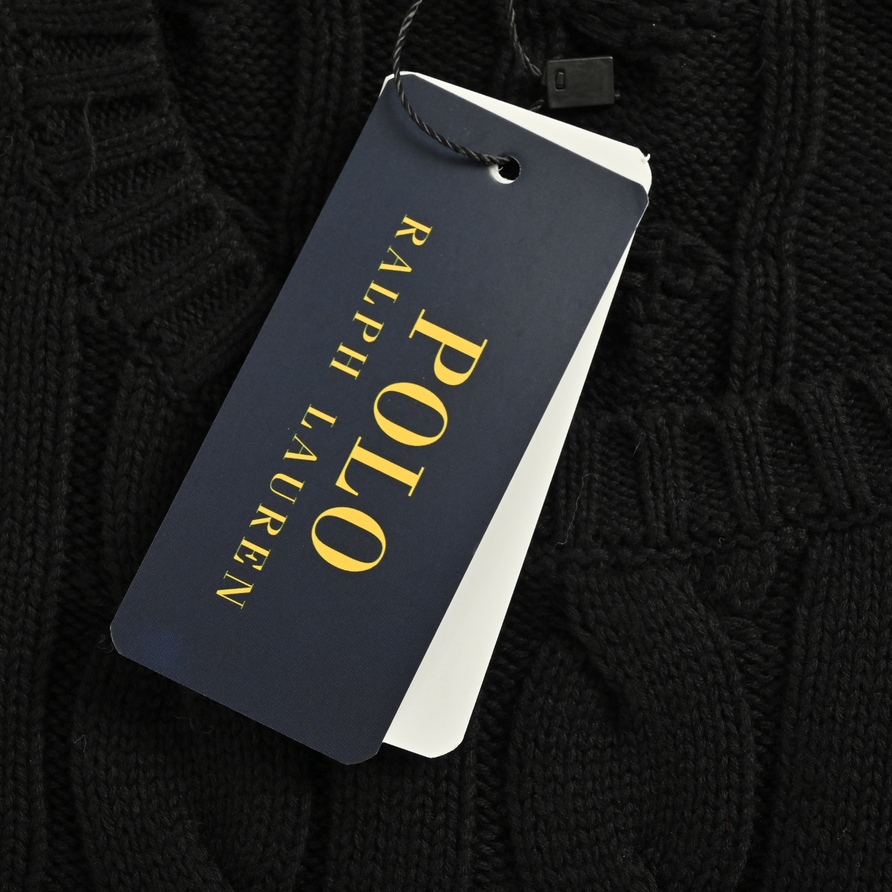 本地自取💰220
Ralph Lauren/拉夫劳伦 25Fw 绞花粗针混纺圆领毛衣
胸口高密度百灵达万针刺绣,吊牌辅料全部还原原版。
面料采用进口纯棉纱线混纺羊毛,上身舒适高级感拉满,无数网红博主穿搭必备,原版超级慢买到,一件针织衫就能穿出不一样的时尚感觉。
表面面料带羊绒的雾面感觉,蓬松度够够的,可以说做到乱真的高度,一眼就是顶级品质!
复古的多巴胺配色,经典耐看,性价比很高,强烈推荐
Size: XS-XL