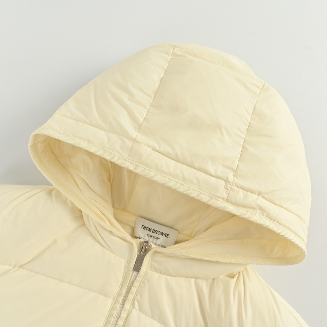 本地自取💰420 Thom Brown 四条杠条纹 针织拼接羽绒外套 ThomBrowne t家针织拼接四条杠带帽90白鸭绒羽绒服女款休闲学院风外 越简单就越好看!!永恒不变的真理门简实穿主义bi入!! 简约基础的版型 衣身整体采用横向压线工艺上身丝毫不臃肿 袖子和帽子是做的针织拼接处理 美化比例的同时修饰腰身曲线轻松get冬日小蛮腰恰到好处的衣长不挑身高各种身形都能驾驭百搭又出众 内里填充新国标90白鸭绒外层chao轻防水面料保暖整体版型修身但不紧身的不收腰 但上身geng显瘦也不挑人帽子戴起来 安全感满满而且版型真的是很显瘦完全不会臃肿的羽绒服但是上身很保暖 实用和颜值兼备~ 003 尺码:S M L