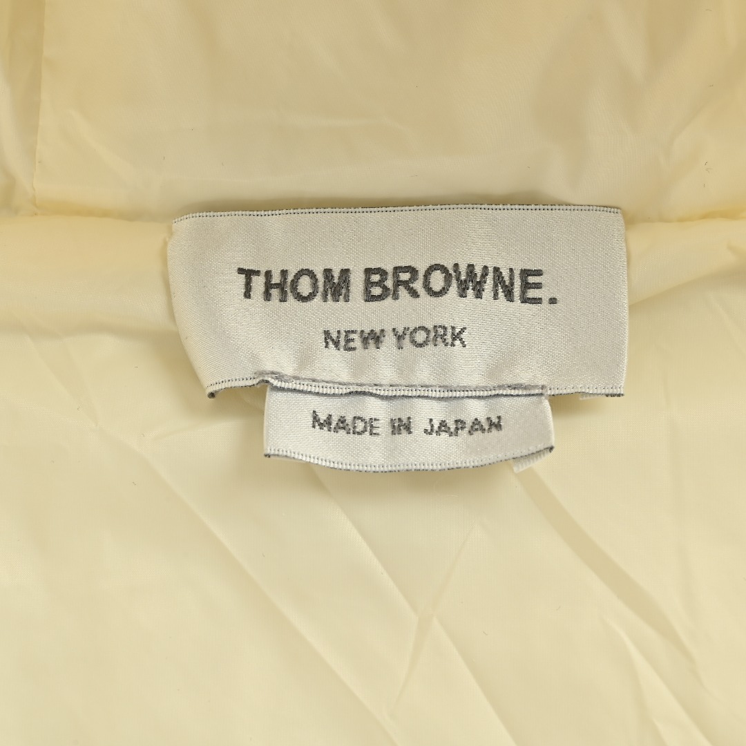 本地自取💰420 Thom Brown 四条杠条纹 针织拼接羽绒外套 ThomBrowne t家针织拼接四条杠带帽90白鸭绒羽绒服女款休闲学院风外 越简单就越好看!!永恒不变的真理门简实穿主义bi入!! 简约基础的版型 衣身整体采用横向压线工艺上身丝毫不臃肿 袖子和帽子是做的针织拼接处理 美化比例的同时修饰腰身曲线轻松get冬日小蛮腰恰到好处的衣长不挑身高各种身形都能驾驭百搭又出众 内里填充新国标90白鸭绒外层chao轻防水面料保暖整体版型修身但不紧身的不收腰 但上身geng显瘦也不挑人帽子戴起来 安全感满满而且版型真的是很显瘦完全不会臃肿的羽绒服但是上身很保暖 实用和颜值兼备~ 003 尺码:S M L