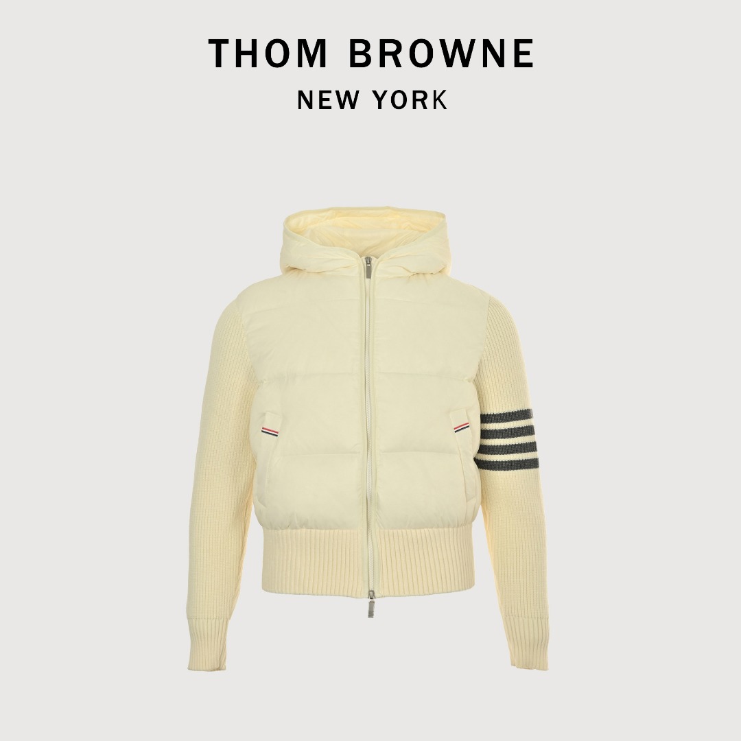 本地自取💰420 Thom Brown 四条杠条纹 针织拼接羽绒外套 ThomBrowne t家针织拼接四条杠带帽90白鸭绒羽绒服女款休闲学院风外 越简单就越好看!!永恒不变的真理门简实穿主义bi入!! 简约基础的版型 衣身整体采用横向压线工艺上身丝毫不臃肿 袖子和帽子是做的针织拼接处理 美化比例的同时修饰腰身曲线轻松get冬日小蛮腰恰到好处的衣长不挑身高各种身形都能驾驭百搭又出众 内里填充新国标90白鸭绒外层chao轻防水面料保暖整体版型修身但不紧身的不收腰 但上身geng显瘦也不挑人帽子戴起来 安全感满满而且版型真的是很显瘦完全不会臃肿的羽绒服但是上身很保暖 实用和颜值兼备~ 003 尺码:S M L