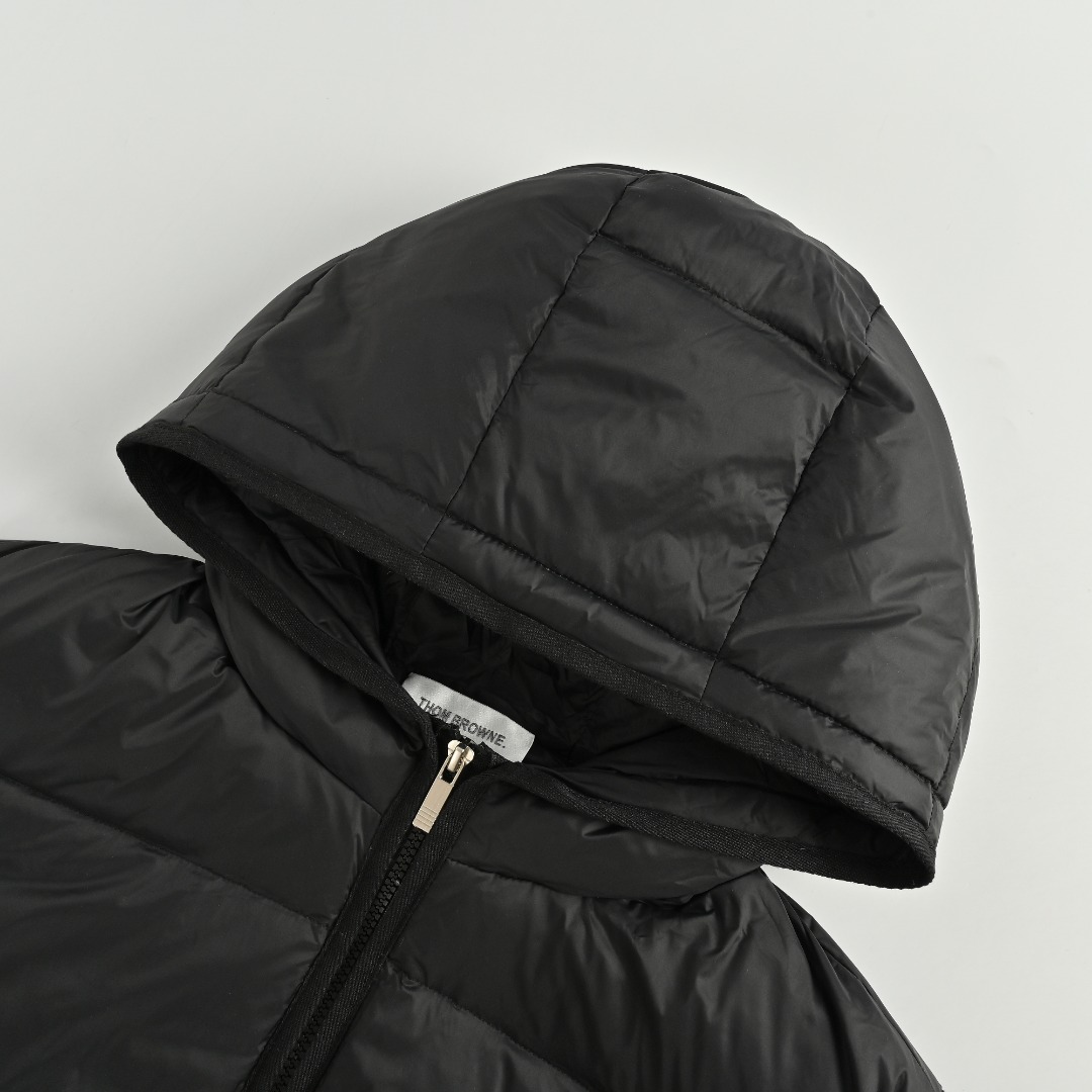 本地自取💰420
四条杠条纹 针织拼接羽绒外套
上新
ThomBrowne t家针织拼接四条杠带帽90白鸭绒羽绒服女款休闲学院风外
越简单就越好看!!永恒不变的真理门简实穿主义bi入!!
简约基础的版型
衣身整体采用横向压线工艺上身丝毫不臃肿
袖子和帽子是做的针织拼接处理
美化比例的同时修饰腰身曲线轻松get冬日小蛮腰恰到好处的衣长不挑身高各种身形都能驾驭百搭又出众
内里填充新国标90白鸭绒外层chao轻防水面料保暖整体版型修身但不紧身的不收腰 但上身geng显瘦也不挑人帽子戴起来 安全感满满而且版型真的是很显瘦完全不会臃肿的羽绒服但是上身很保暖
实用和颜值兼备~
尺码:S M L