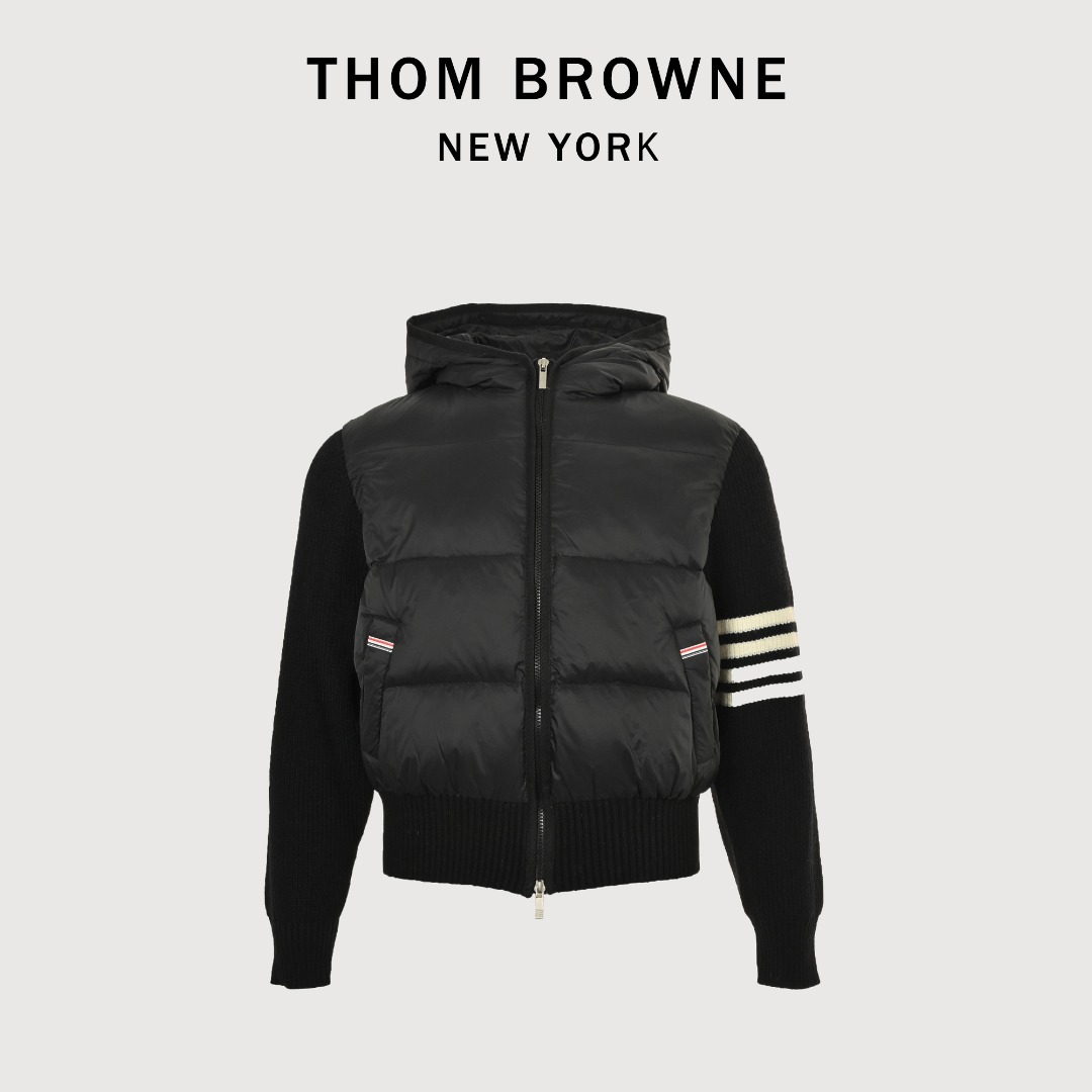 本地自取💰420
四条杠条纹 针织拼接羽绒外套
上新
ThomBrowne t家针织拼接四条杠带帽90白鸭绒羽绒服女款休闲学院风外
越简单就越好看!!永恒不变的真理门简实穿主义bi入!!
简约基础的版型
衣身整体采用横向压线工艺上身丝毫不臃肿
袖子和帽子是做的针织拼接处理
美化比例的同时修饰腰身曲线轻松get冬日小蛮腰恰到好处的衣长不挑身高各种身形都能驾驭百搭又出众
内里填充新国标90白鸭绒外层chao轻防水面料保暖整体版型修身但不紧身的不收腰 但上身geng显瘦也不挑人帽子戴起来 安全感满满而且版型真的是很显瘦完全不会臃肿的羽绒服但是上身很保暖
实用和颜值兼备~
尺码:S M L