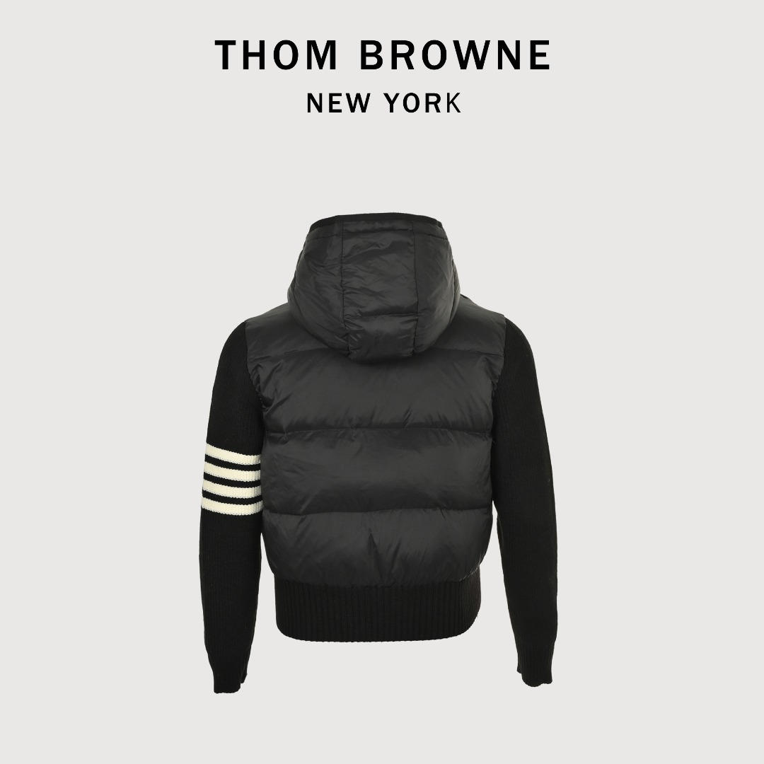 本地自取💰420
四条杠条纹 针织拼接羽绒外套
上新
ThomBrowne t家针织拼接四条杠带帽90白鸭绒羽绒服女款休闲学院风外
越简单就越好看!!永恒不变的真理门简实穿主义bi入!!
简约基础的版型
衣身整体采用横向压线工艺上身丝毫不臃肿
袖子和帽子是做的针织拼接处理
美化比例的同时修饰腰身曲线轻松get冬日小蛮腰恰到好处的衣长不挑身高各种身形都能驾驭百搭又出众
内里填充新国标90白鸭绒外层chao轻防水面料保暖整体版型修身但不紧身的不收腰 但上身geng显瘦也不挑人帽子戴起来 安全感满满而且版型真的是很显瘦完全不会臃肿的羽绒服但是上身很保暖
实用和颜值兼备~
尺码:S M L