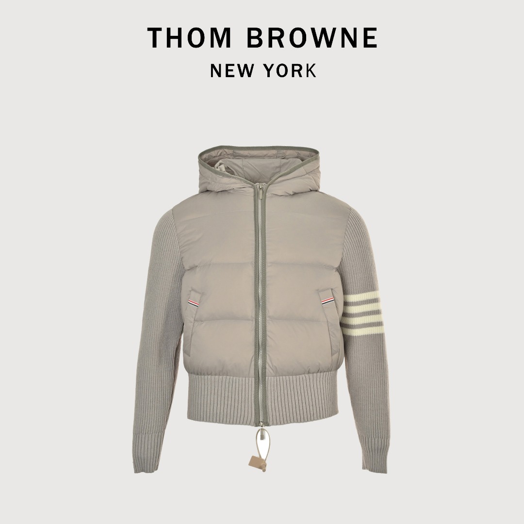 本地自取💰420 Thom Brown 四条杠条纹 针织拼接羽绒外套 ThomBrowne t家针织拼接四条杠带帽90白鸭绒羽绒服女款休闲学院风外 越简单就越好看!!永恒不变的真理门简实穿主义bi入!! 简约基础的版型 衣身整体采用横向压线工艺上身丝毫不臃肿 袖子和帽子是做的针织拼接处理 美化比例的同时修饰腰身曲线轻松get冬日小蛮腰恰到好处的衣长不挑身高各种身形都能驾驭百搭又出众 内里填充新国标90白鸭绒外层chao轻防水面料保暖整体版型修身但不紧身的不收腰 但上身geng显瘦也不挑人帽子戴起来 安全感满满而且版型真的是很显瘦完全不会臃肿的羽绒服但是上身很保暖 实用和颜值兼备~ 003 尺码:S M L