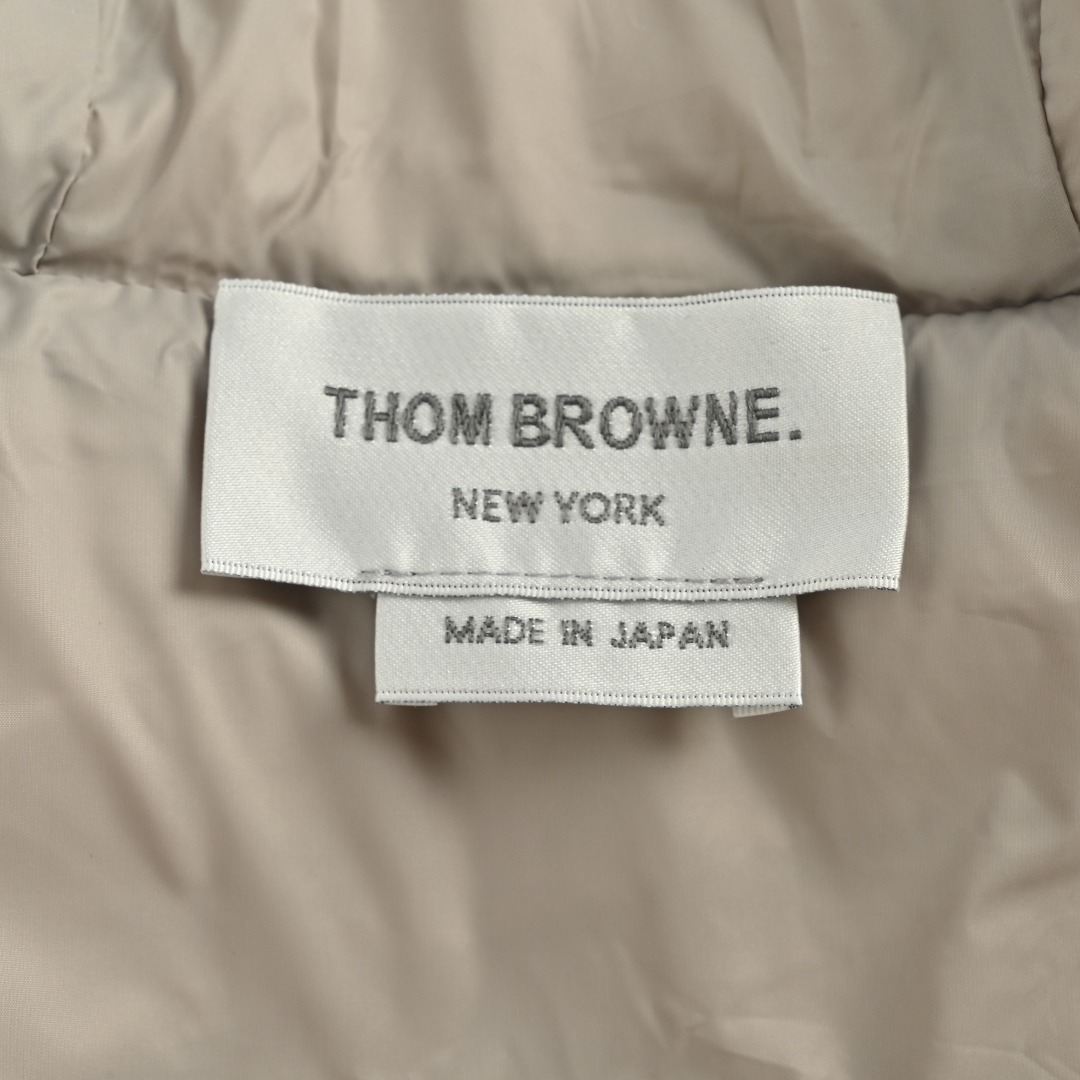 本地自取💰420 Thom Brown 四条杠条纹 针织拼接羽绒外套 ThomBrowne t家针织拼接四条杠带帽90白鸭绒羽绒服女款休闲学院风外 越简单就越好看!!永恒不变的真理门简实穿主义bi入!! 简约基础的版型 衣身整体采用横向压线工艺上身丝毫不臃肿 袖子和帽子是做的针织拼接处理 美化比例的同时修饰腰身曲线轻松get冬日小蛮腰恰到好处的衣长不挑身高各种身形都能驾驭百搭又出众 内里填充新国标90白鸭绒外层chao轻防水面料保暖整体版型修身但不紧身的不收腰 但上身geng显瘦也不挑人帽子戴起来 安全感满满而且版型真的是很显瘦完全不会臃肿的羽绒服但是上身很保暖 实用和颜值兼备~ 003 尺码:S M L