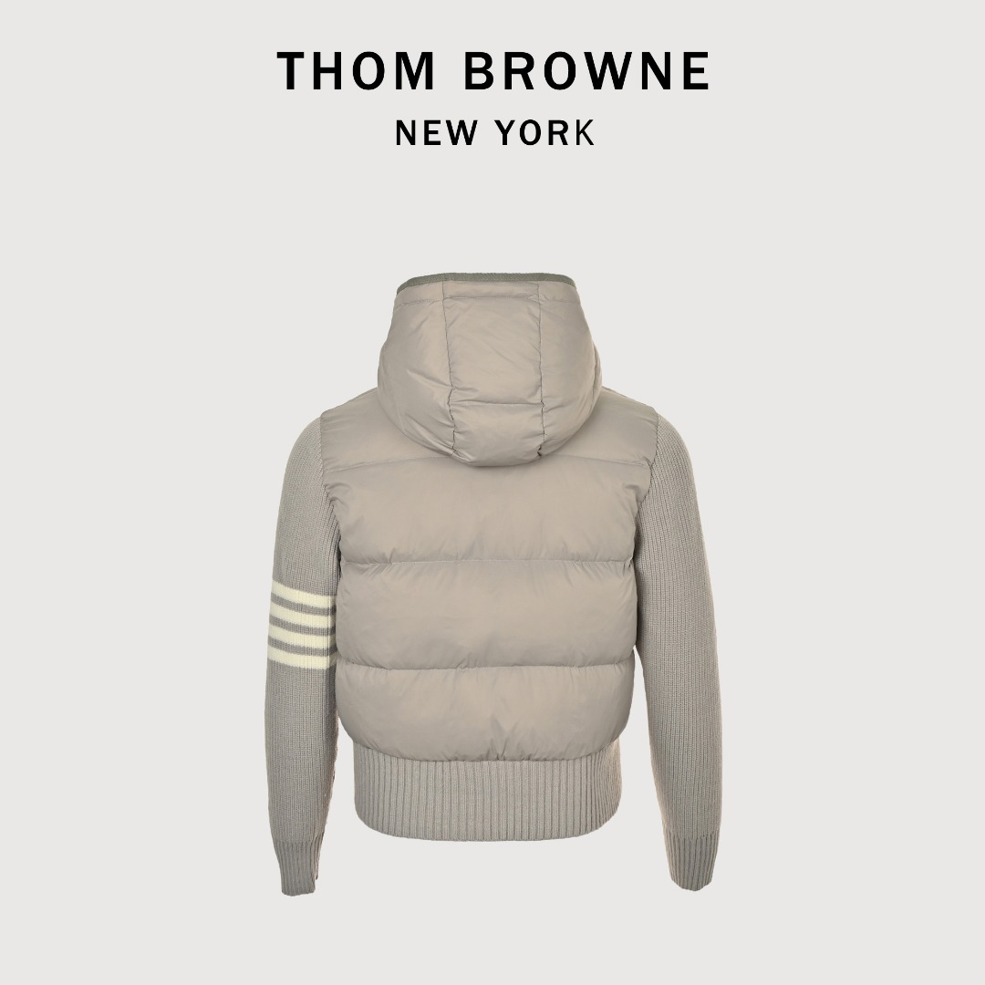 本地自取💰420 Thom Brown 四条杠条纹 针织拼接羽绒外套 ThomBrowne t家针织拼接四条杠带帽90白鸭绒羽绒服女款休闲学院风外 越简单就越好看!!永恒不变的真理门简实穿主义bi入!! 简约基础的版型 衣身整体采用横向压线工艺上身丝毫不臃肿 袖子和帽子是做的针织拼接处理 美化比例的同时修饰腰身曲线轻松get冬日小蛮腰恰到好处的衣长不挑身高各种身形都能驾驭百搭又出众 内里填充新国标90白鸭绒外层chao轻防水面料保暖整体版型修身但不紧身的不收腰 但上身geng显瘦也不挑人帽子戴起来 安全感满满而且版型真的是很显瘦完全不会臃肿的羽绒服但是上身很保暖 实用和颜值兼备~ 003 尺码:S M L