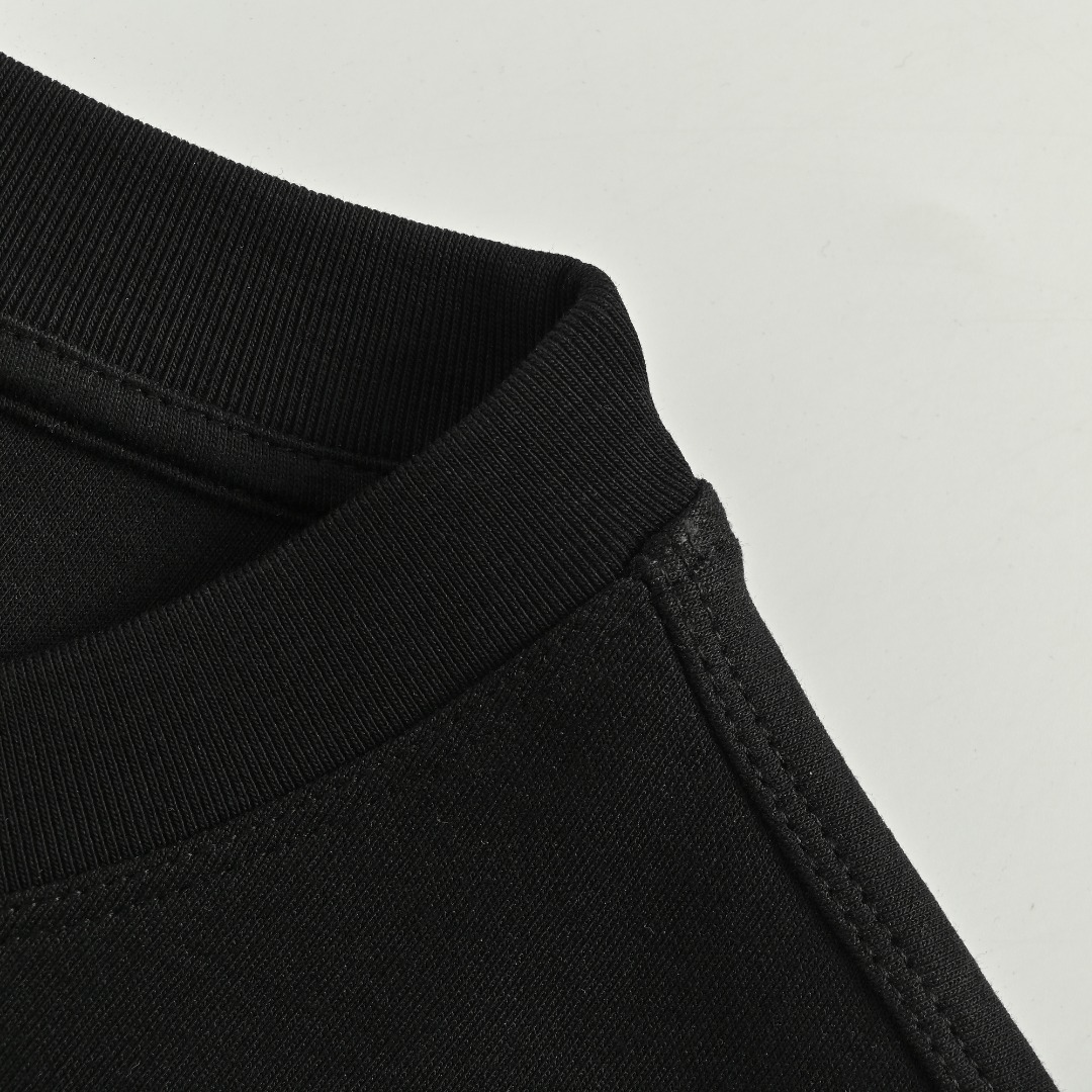 本地自取💰160
CHANEL/香奈儿 25Fw 暗纹编织logo双C立体刺绣长袖T恤
简约而不简单的情侣款,高级香 明明很简单的设计,看上去就是一眼的高级!
定织定染 水洗柔滑长绒棉、克重310克、最新专柜款,打底衫长袖
柔软爽滑 肤感细腻 贴身着穿十分干爽透气!
这件衣服的灵魂之处编织刺绣工艺
胸前的小香双C图案刺绣,后背双C字母logo刺绣
立体饱满的logo十分显精致 进口珍珠面材质,
可见其用心设计 版型非常简洁干练,气质满满。
绝版单品,代购版本,随意对比!男女同款
颜色:黑色,白色,蓝色
Size: M-XXXL