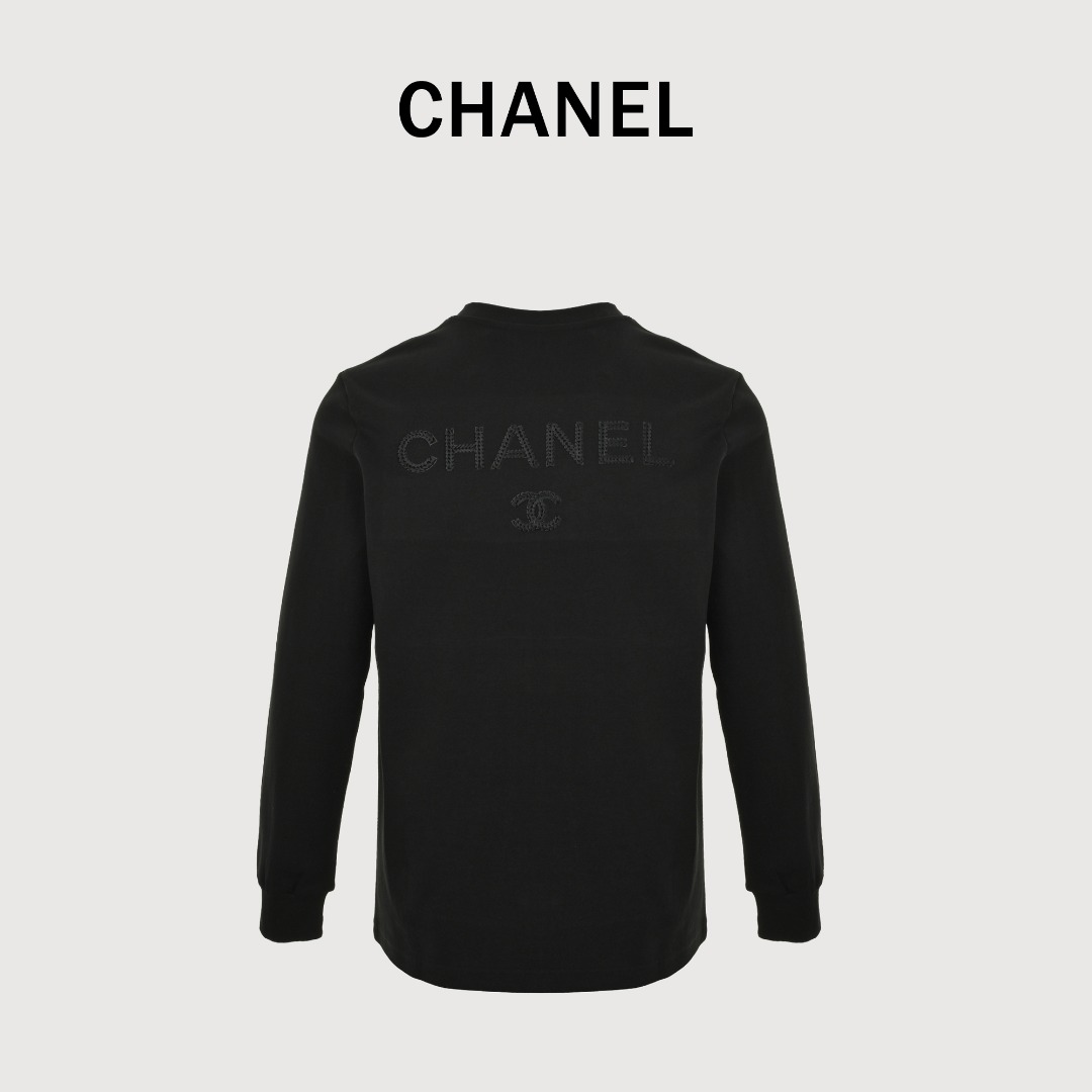 本地自取💰160
CHANEL/香奈儿 25Fw 暗纹编织logo双C立体刺绣长袖T恤
简约而不简单的情侣款,高级香 明明很简单的设计,看上去就是一眼的高级!
定织定染 水洗柔滑长绒棉、克重310克、最新专柜款,打底衫长袖
柔软爽滑 肤感细腻 贴身着穿十分干爽透气!
这件衣服的灵魂之处编织刺绣工艺
胸前的小香双C图案刺绣,后背双C字母logo刺绣
立体饱满的logo十分显精致 进口珍珠面材质,
可见其用心设计 版型非常简洁干练,气质满满。
绝版单品,代购版本,随意对比!男女同款
颜色:黑色,白色,蓝色
Size: M-XXXL