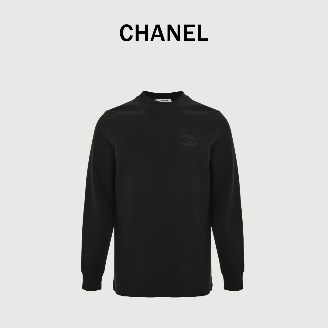 本地自取💰160
CHANEL/香奈儿 25Fw 暗纹编织logo双C立体刺绣长袖T恤
简约而不简单的情侣款,高级香 明明很简单的设计,看上去就是一眼的高级!
定织定染 水洗柔滑长绒棉、克重310克、最新专柜款,打底衫长袖
柔软爽滑 肤感细腻 贴身着穿十分干爽透气!
这件衣服的灵魂之处编织刺绣工艺
胸前的小香双C图案刺绣,后背双C字母logo刺绣
立体饱满的logo十分显精致 进口珍珠面材质,
可见其用心设计 版型非常简洁干练,气质满满。
绝版单品,代购版本,随意对比!男女同款
颜色:黑色,白色,蓝色
Size: M-XXXL
