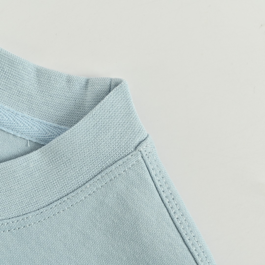 本地自取💰160
CHANEL/香奈儿 25Fw 暗纹编织logo双C立体刺绣长袖T恤
简约而不简单的情侣款,高级香 明明很简单的设计,看上去就是一眼的高级!
定织定染 水洗柔滑长绒棉、克重310克、最新专柜款,打底衫长袖
柔软爽滑 肤感细腻 贴身着穿十分干爽透气!
这件衣服的灵魂之处编织刺绣工艺
胸前的小香双C图案刺绣,后背双C字母logo刺绣
立体饱满的logo十分显精致 进口珍珠面材质,
可见其用心设计 版型非常简洁干练,气质满满。
绝版单品,代购版本,随意对比!男女同款
颜色:黑色,白色,蓝色
Size: M-XXXL