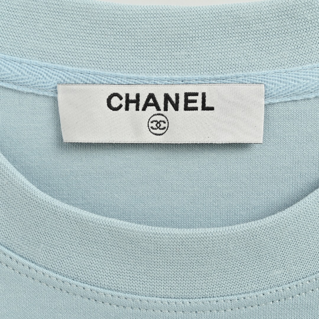 本地自取💰160
CHANEL/香奈儿 25Fw 暗纹编织logo双C立体刺绣长袖T恤
简约而不简单的情侣款,高级香 明明很简单的设计,看上去就是一眼的高级!
定织定染 水洗柔滑长绒棉、克重310克、最新专柜款,打底衫长袖
柔软爽滑 肤感细腻 贴身着穿十分干爽透气!
这件衣服的灵魂之处编织刺绣工艺
胸前的小香双C图案刺绣,后背双C字母logo刺绣
立体饱满的logo十分显精致 进口珍珠面材质,
可见其用心设计 版型非常简洁干练,气质满满。
绝版单品,代购版本,随意对比!男女同款
颜色:黑色,白色,蓝色
Size: M-XXXL