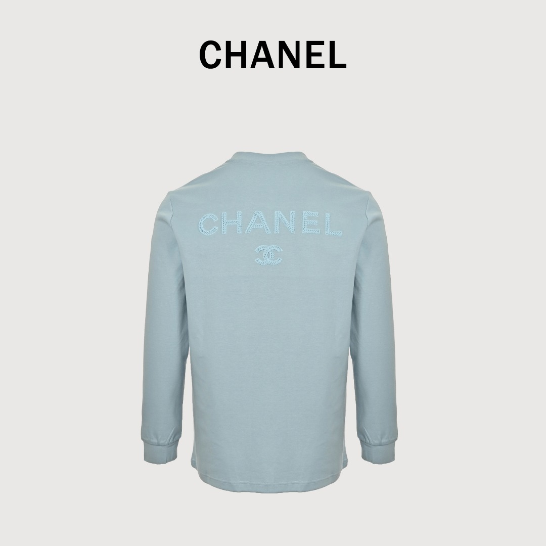 本地自取💰160
CHANEL/香奈儿 25Fw 暗纹编织logo双C立体刺绣长袖T恤
简约而不简单的情侣款,高级香 明明很简单的设计,看上去就是一眼的高级!
定织定染 水洗柔滑长绒棉、克重310克、最新专柜款,打底衫长袖
柔软爽滑 肤感细腻 贴身着穿十分干爽透气!
这件衣服的灵魂之处编织刺绣工艺
胸前的小香双C图案刺绣,后背双C字母logo刺绣
立体饱满的logo十分显精致 进口珍珠面材质,
可见其用心设计 版型非常简洁干练,气质满满。
绝版单品,代购版本,随意对比!男女同款
颜色:黑色,白色,蓝色
Size: M-XXXL