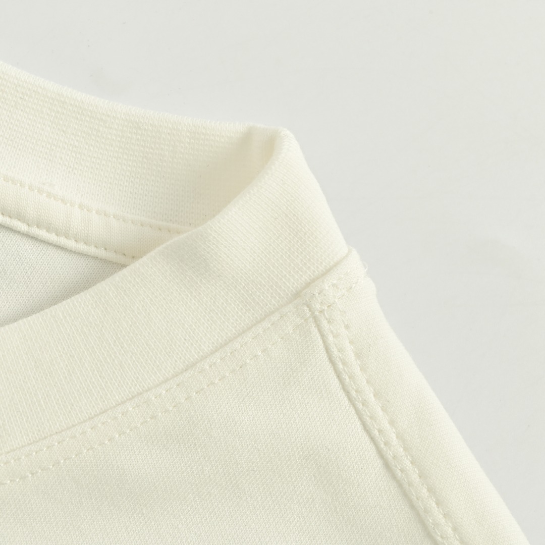 本地自取💰160
CHANEL/香奈儿 25Fw 暗纹双C大logo字母立体刺绣长袖T恤
简约而不简单的情侣款,高级香 明明很简单的设计,看上去就是一眼的高级!
定织定染 水洗柔滑长绒棉、克重310克、最新专柜款,打底衫长袖
柔软爽滑 肤感细腻 贴身着穿十分干爽透气!
这件衣服的灵魂之处编织刺绣工艺
胸前双C大logo字母立体刺绣刺绣
立体饱满的logo十分显精致 进口珍珠面材质,
可见其用心设计 版型非常简洁干练,气质满满。
绝版单品,代购版本,随意对比!男女同款
颜色:黑色,白色
Size: M-XXXL