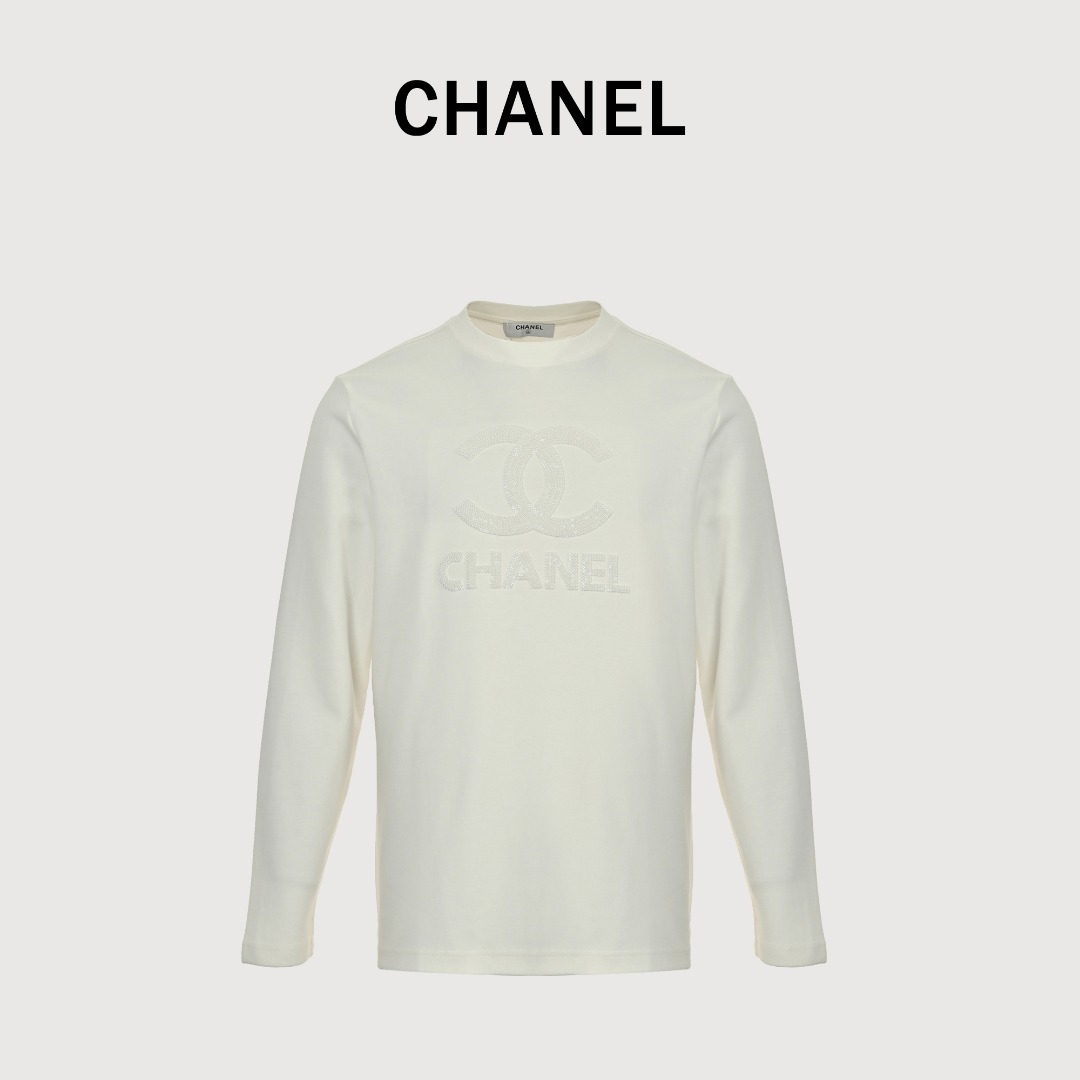 本地自取💰160
CHANEL/香奈儿 25Fw 暗纹双C大logo字母立体刺绣长袖T恤
简约而不简单的情侣款,高级香 明明很简单的设计,看上去就是一眼的高级!
定织定染 水洗柔滑长绒棉、克重310克、最新专柜款,打底衫长袖
柔软爽滑 肤感细腻 贴身着穿十分干爽透气!
这件衣服的灵魂之处编织刺绣工艺
胸前双C大logo字母立体刺绣刺绣
立体饱满的logo十分显精致 进口珍珠面材质,
可见其用心设计 版型非常简洁干练,气质满满。
绝版单品,代购版本,随意对比!男女同款
颜色:黑色,白色
Size: M-XXXL