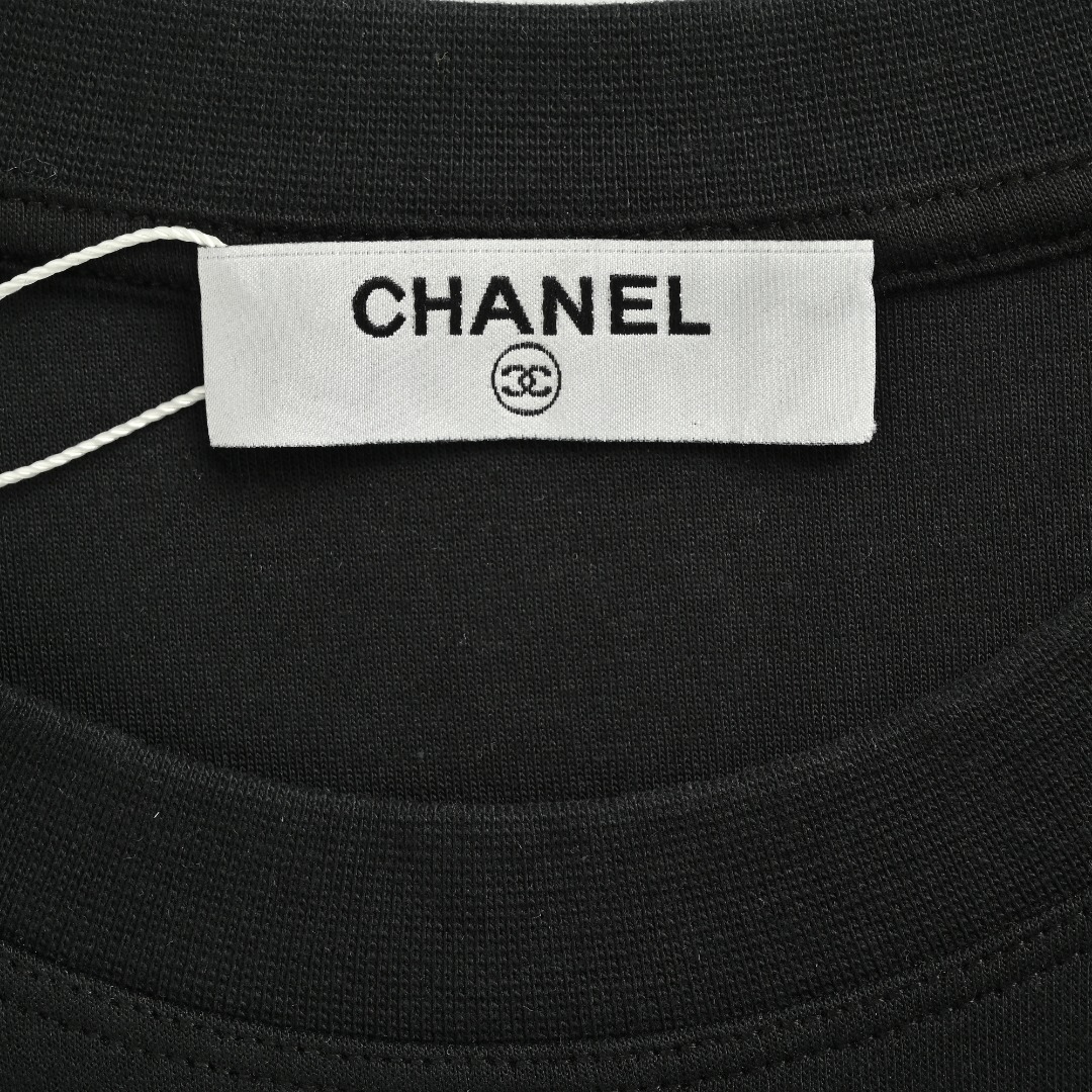 本地自取💰160
CHANEL/香奈儿 25Fw 暗纹双C大logo字母立体刺绣长袖T恤
简约而不简单的情侣款,高级香 明明很简单的设计,看上去就是一眼的高级!
定织定染 水洗柔滑长绒棉、克重310克、最新专柜款,打底衫长袖
柔软爽滑 肤感细腻 贴身着穿十分干爽透气!
这件衣服的灵魂之处编织刺绣工艺
胸前双C大logo字母立体刺绣刺绣
立体饱满的logo十分显精致 进口珍珠面材质,
可见其用心设计 版型非常简洁干练,气质满满。
绝版单品,代购版本,随意对比!男女同款
颜色:黑色,白色
Size: M-XXXL