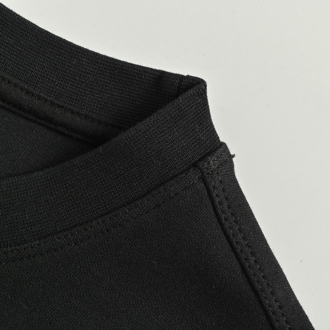 本地自取💰160
CHANEL/香奈儿 25Fw 暗纹双C大logo字母立体刺绣长袖T恤
简约而不简单的情侣款,高级香 明明很简单的设计,看上去就是一眼的高级!
定织定染 水洗柔滑长绒棉、克重310克、最新专柜款,打底衫长袖
柔软爽滑 肤感细腻 贴身着穿十分干爽透气!
这件衣服的灵魂之处编织刺绣工艺
胸前双C大logo字母立体刺绣刺绣
立体饱满的logo十分显精致 进口珍珠面材质,
可见其用心设计 版型非常简洁干练,气质满满。
绝版单品,代购版本,随意对比!男女同款
颜色:黑色,白色
Size: M-XXXL