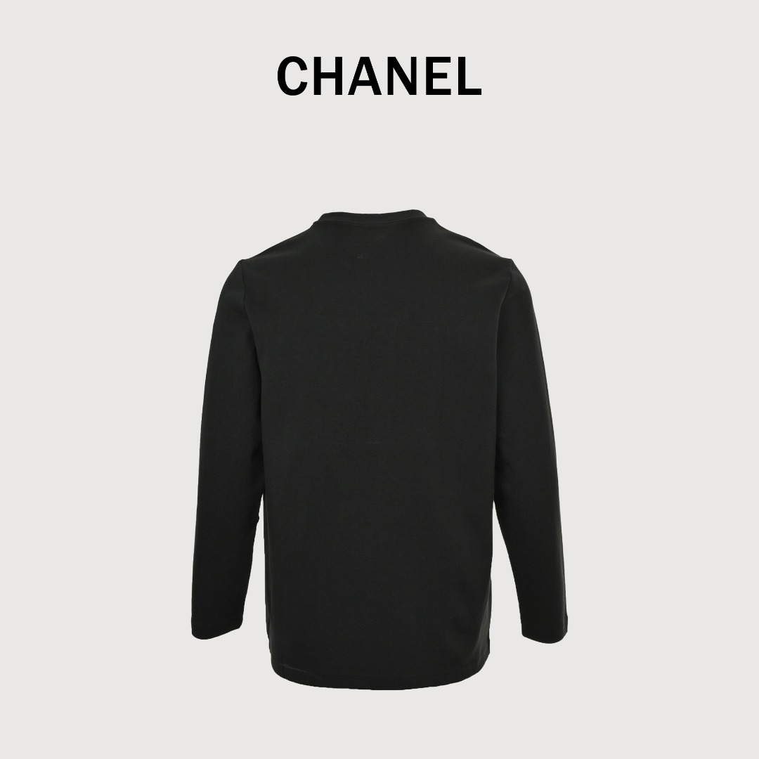 本地自取💰160
CHANEL/香奈儿 25Fw 暗纹双C大logo字母立体刺绣长袖T恤
简约而不简单的情侣款,高级香 明明很简单的设计,看上去就是一眼的高级!
定织定染 水洗柔滑长绒棉、克重310克、最新专柜款,打底衫长袖
柔软爽滑 肤感细腻 贴身着穿十分干爽透气!
这件衣服的灵魂之处编织刺绣工艺
胸前双C大logo字母立体刺绣刺绣
立体饱满的logo十分显精致 进口珍珠面材质,
可见其用心设计 版型非常简洁干练,气质满满。
绝版单品,代购版本,随意对比!男女同款
颜色:黑色,白色
Size: M-XXXL
