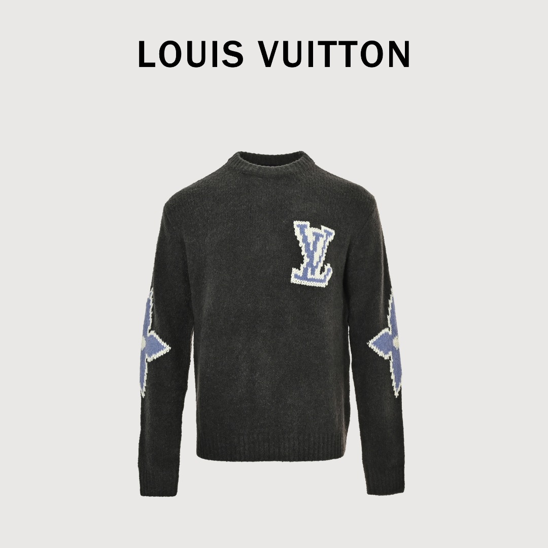 本地自取💰260 
Louis Vuitton/路易威登 24Fw 滑雪系列老花Logo嵌花套头毛衣
爆款来袭，原12,800购入，滑雪SKI系列限定款。
本款套头衫取材柔软而厚实的绵羊毛混纺，以大号 LV 字母和 Monogram 花卉嵌花点亮前后和肘部。
可叠搭科技滑雪服饰，亦可轻松打造雪后休闲造型。
胸前点缀 LV 标识嵌花 
肘部和后部点缀 Monogram 花卉元素嵌花
82% 初剪绵羊毛，18% 锦纶
落肩版型
size：S-L