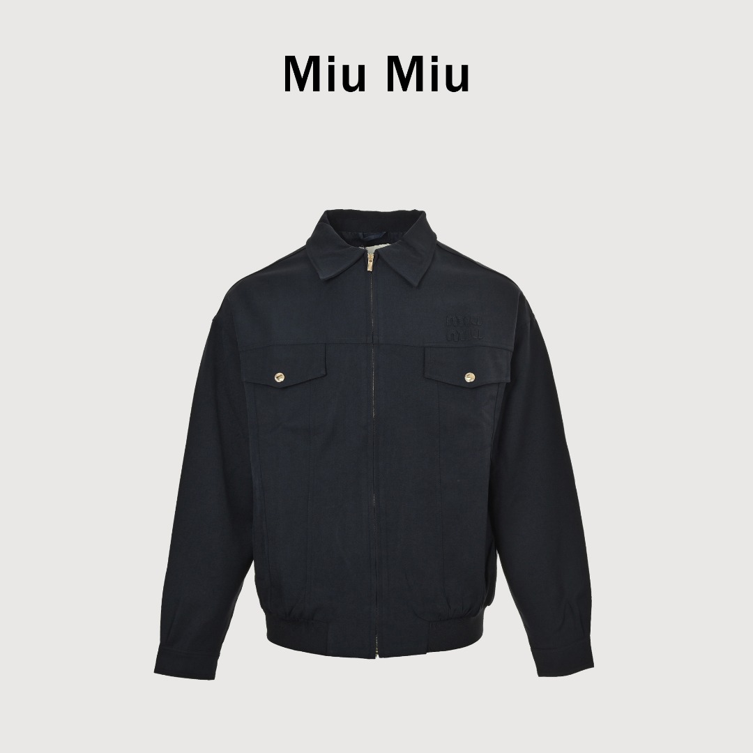 本地自取💰400
MIU MIU缪缪MM 绿格羊毛格纹夹克外套
采用定制羊毛色纺千鸟格面料,定位裁床设备进行精准裁剪布料,还原对位的品质区别市场通货,田岛绣花机刺绣,将各种形状的布料贴合在基础布料上,再用绣线进行锁边和装饰,在袖口与下摆等细节处巧妙拼接同色系格子面料,层次丰富;立领与纽扣袖口设计既实用又美观;贴袋设计方便携带小物品,同时增添了夹克的实用性。
Size: 46 -52