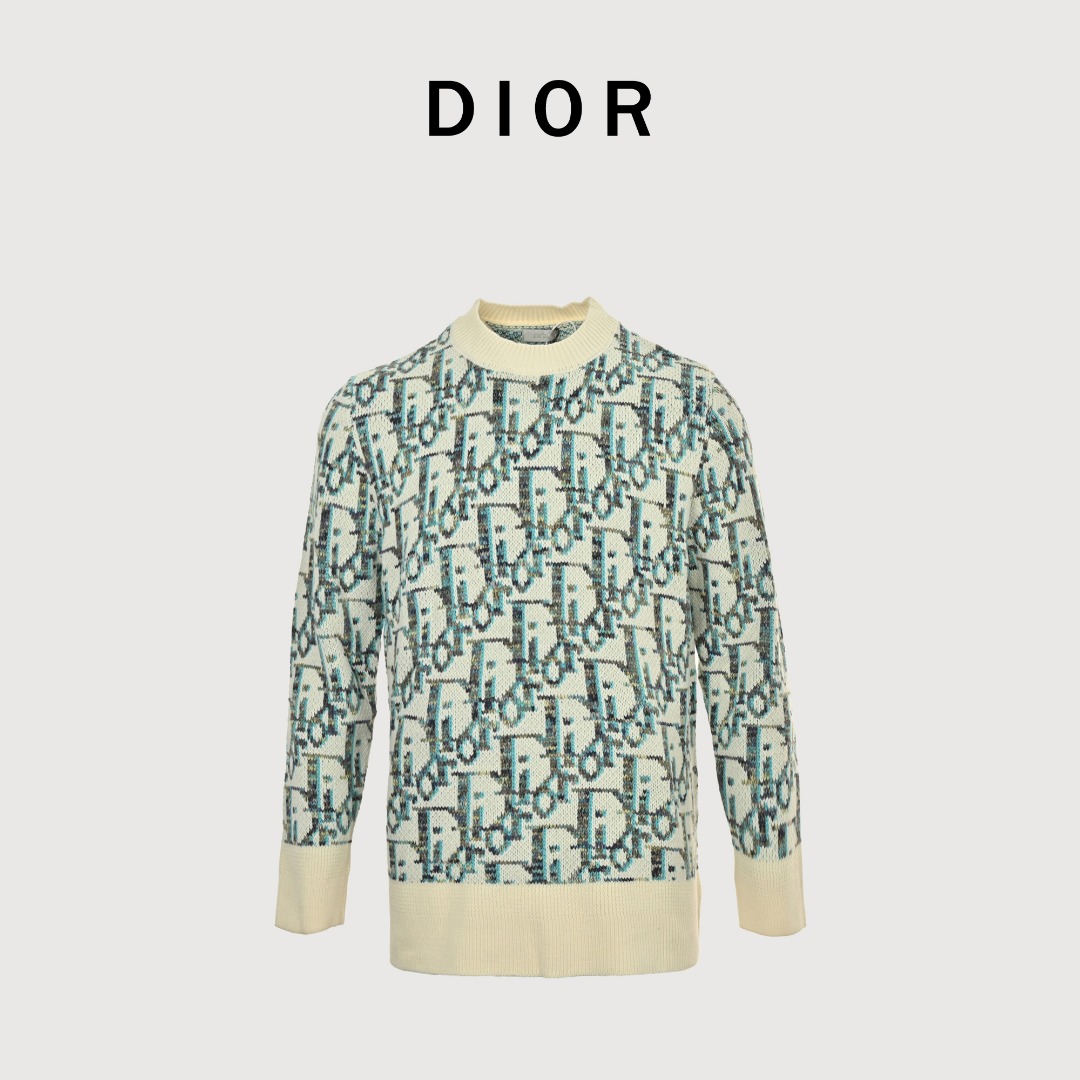 本地自取💰280 
Dior/迪奥 25ss满印提花圆领毛衣
高版本，国专14,000购入ZP操作，纱线采用定染米色，蓝色，棕色，黄色纱线，100%羊毛纱线加捻成股，进口7针提花工艺纱线清晰有度有纹理，表层有明显的羊毛纤维，特殊无下摆设计，配合马卡龙色系上身完美，满身提花，每一个字母都是对位的，区别市面错误版本。体现高级感的同时又不失甜美还超级显白，版型偏宽松，慵懒风同时又修饰身形可以遮肉但是又不显臃肿。
尺码：S-XL