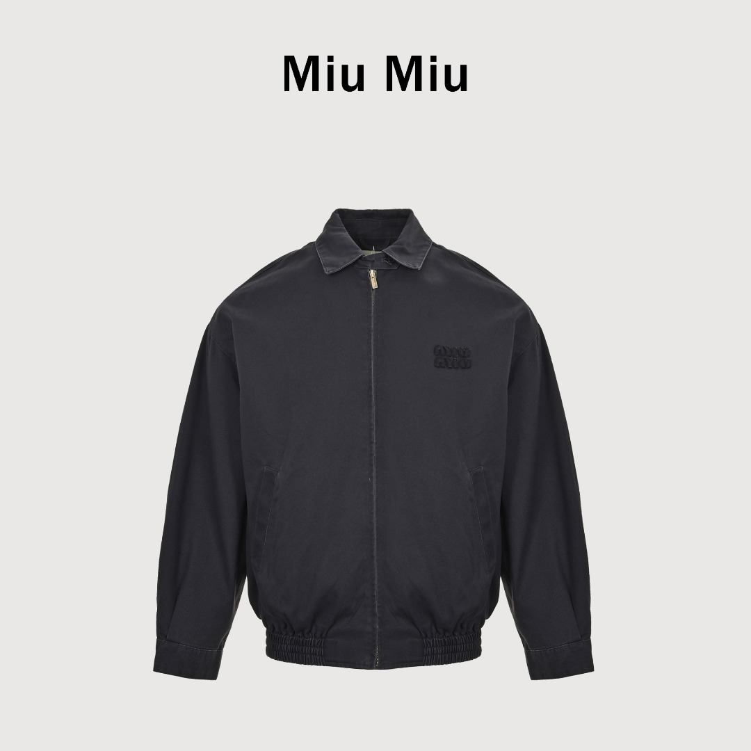 本地自取💰𝟑𝟒𝟎 Miumiu 徽标贴布绣夹克外套 原24,700购入,定染1:1面料具有羊毛的保暖性与舒适性和醋酸纤维的良好外观及手感,使衣服整体效果既有造型感,又能提供舒适体验。里布采用冰霜人丝,是一种经过特殊处理的再生纤维,具有良好的吸湿性、透气性。 沉稳又干练,高级感藏不住、翻领拉链外套,以中性宽松版型为特点,展现出一种松弛慵懒的腔调。其设计简约大方,易于搭配各种服饰,无论是休闲装还是正装都能轻松驾驭,因此具有很高的可穿性,在颜色方面,采用藏青色深色系款式 不仅耐脏易打理,还能展现成熟稳重的男性气质、时尚单品! ⚠️建议干洗或反面包裹洗衣袋冷水快速机洗! 003 尺码:38-44